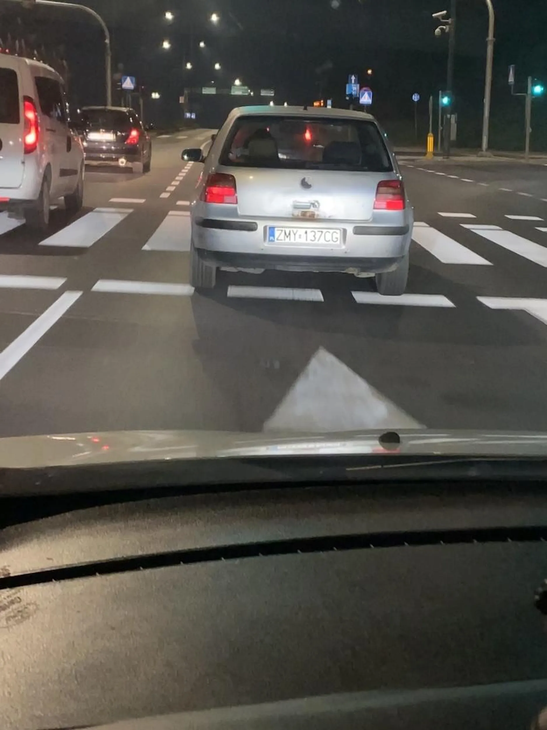 No normalnie jakaś wariatka i piratka drogowa, jednego dnia prawie potrąciła busa - zaledwie wyhamował, kolejnego dnia przy zezwolonych 50 leciała 80 na czerwone jedna ręka na kierownice a drugą jadła kiszone ogórki ze słoika. Strach się bać