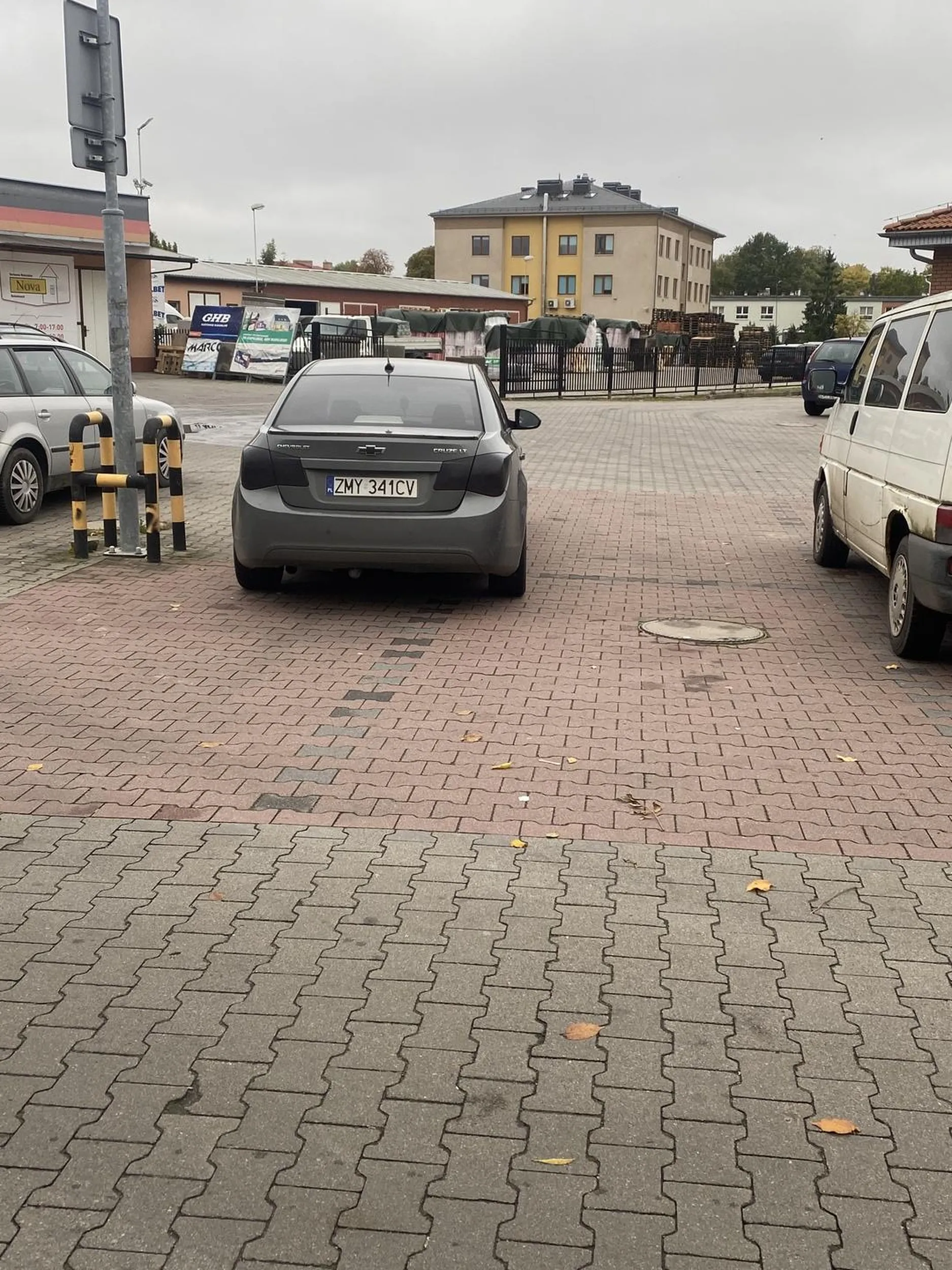 Pan lub Pani czuje się jak królowa na parkingu netto w Myśliborzu. Należy się order za dobre parkowanie :)
