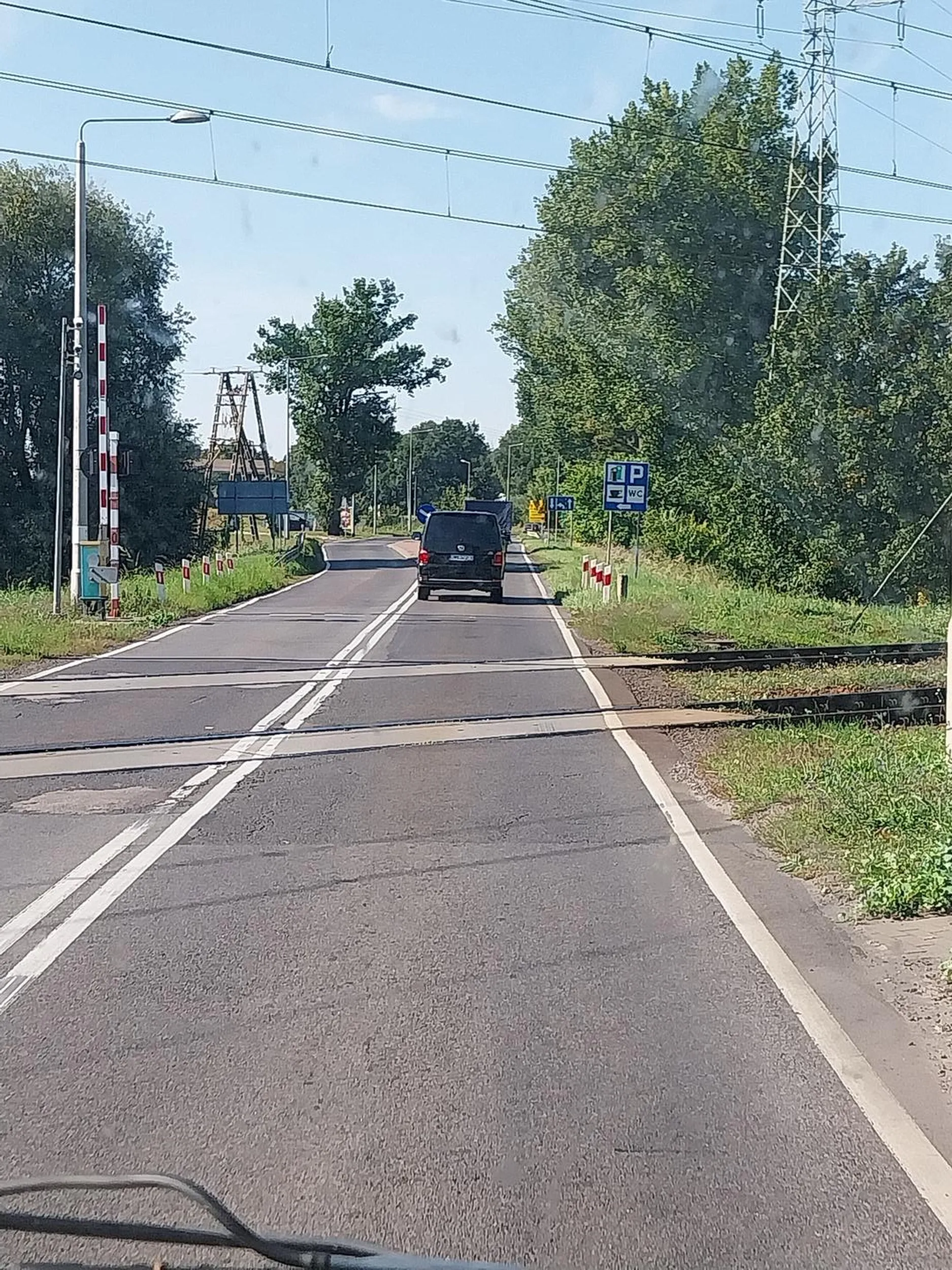 Koleżko naucz się używać mózgu, wyprzedzanko na żyletki przed przejazdem kwalifikuje się do nominacji do nagrody darwina