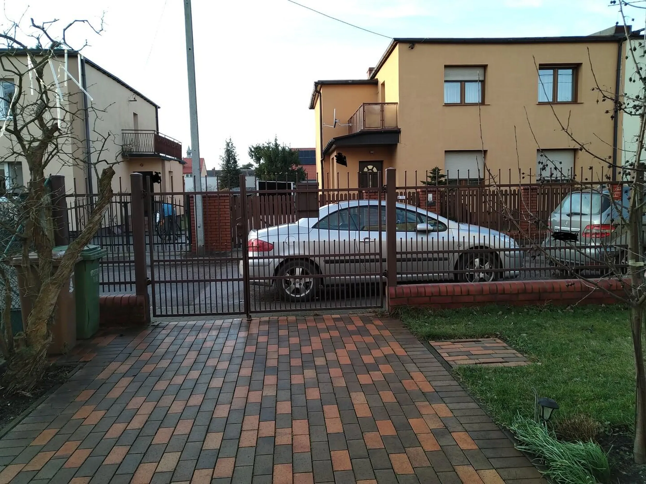 Mistrzyni parkowania. Zastawiła nam pół bramy na kilka godzin.