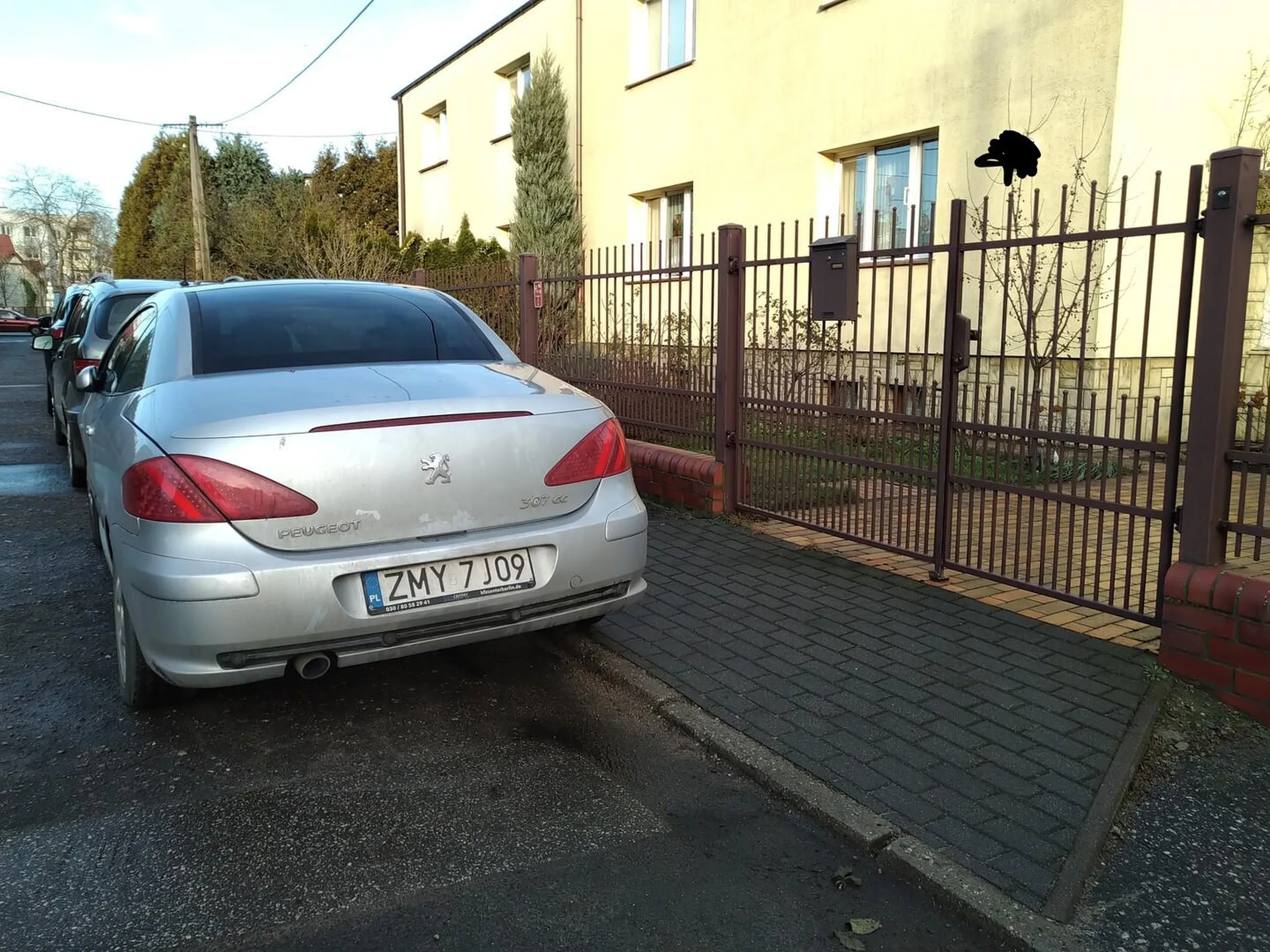 Mistrzyni parkowania. Zastawiła nam pół bramy na kilka godzin.