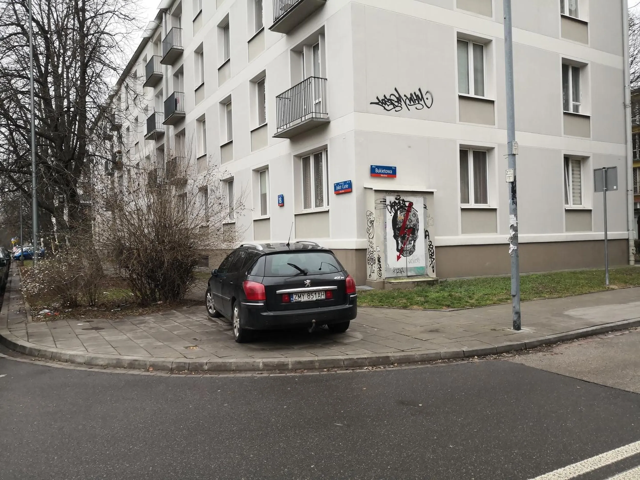 Co za łajno trzeba mieć we łbie żeby tak zostawiać auto. Jeszcze raz i leci zgłoszenie na SM