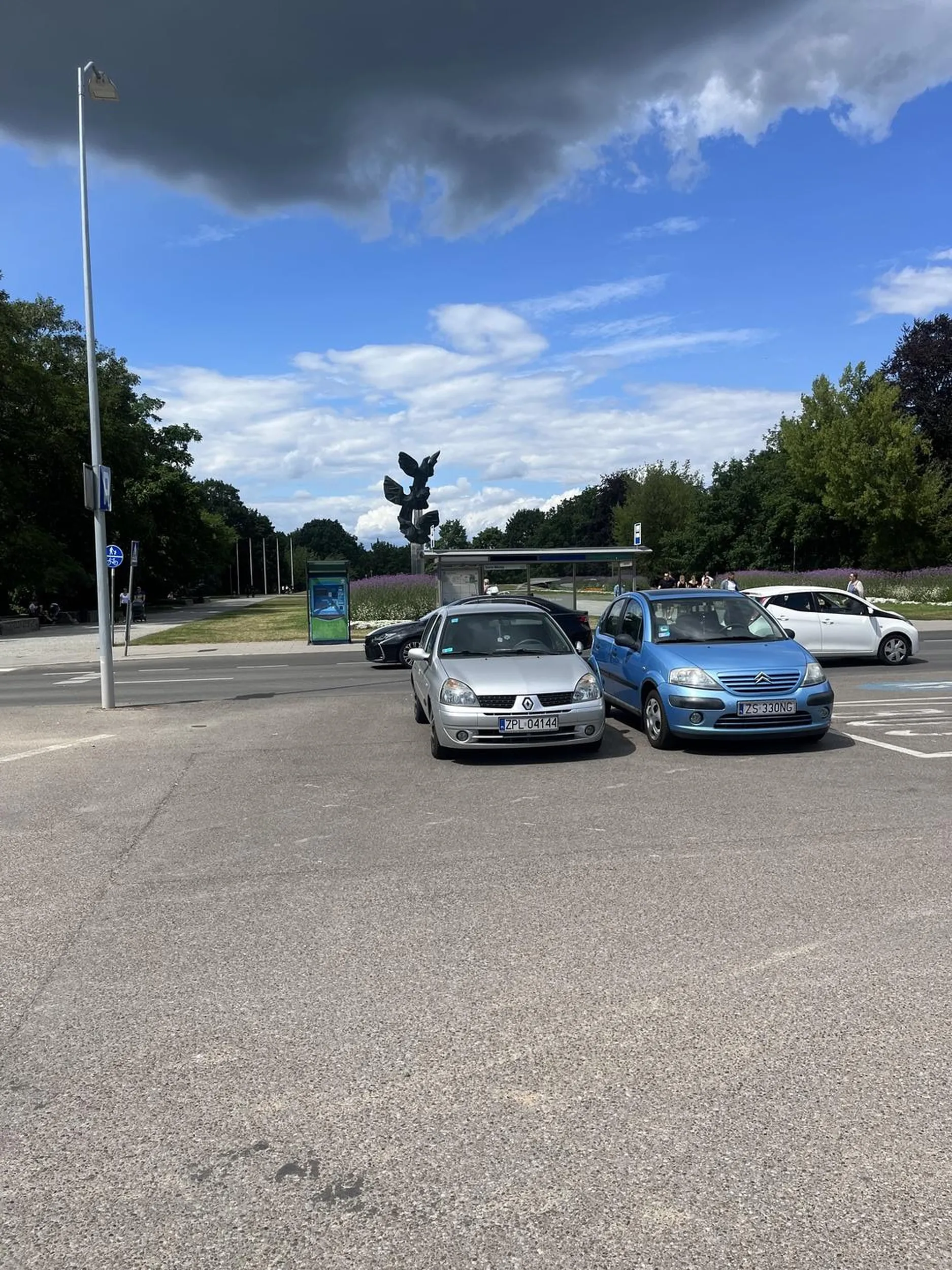 Stoi baran na drodze wjazdu na parking. Dłuższe samochody nie są w stanie wjechać na raz