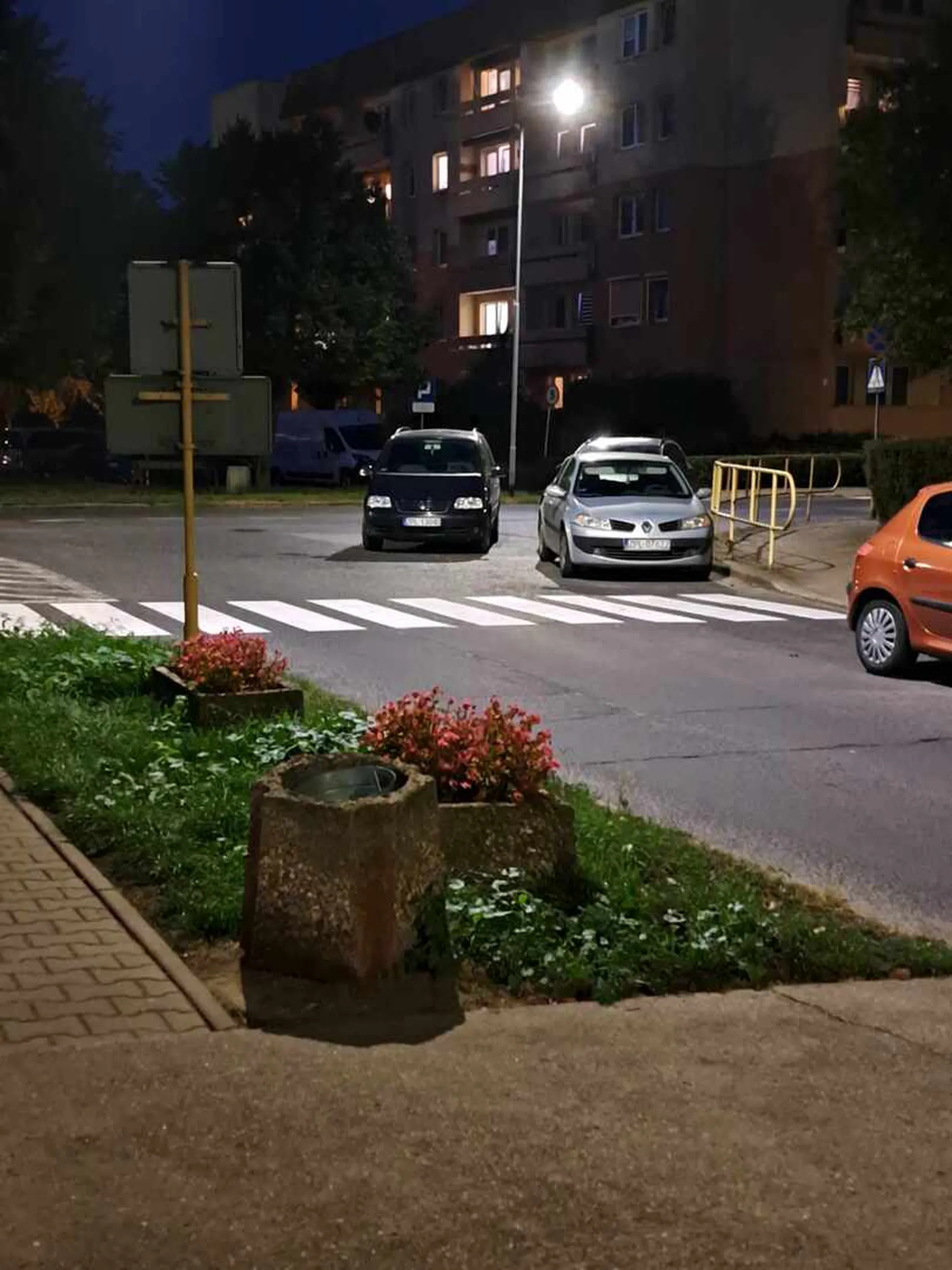 Piękny pokaż parkowania na jednokierunkowej drodze - czarne auto