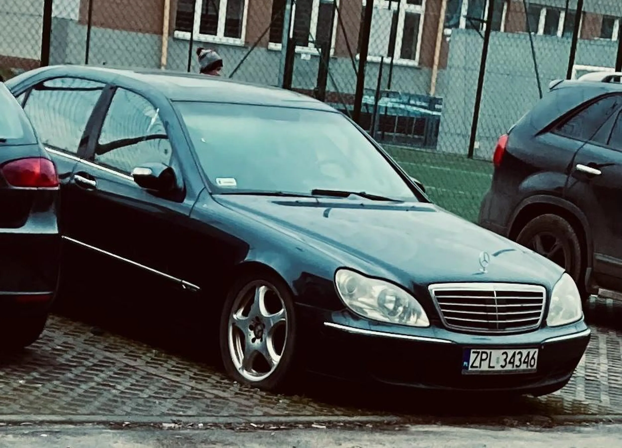 Piękny Mercedes W220 S500 polifcie. Niestety samochód stoi porzucony od bardzo długiego czasu, pomimo tego cieszy moje oko kiedy go mijam ?