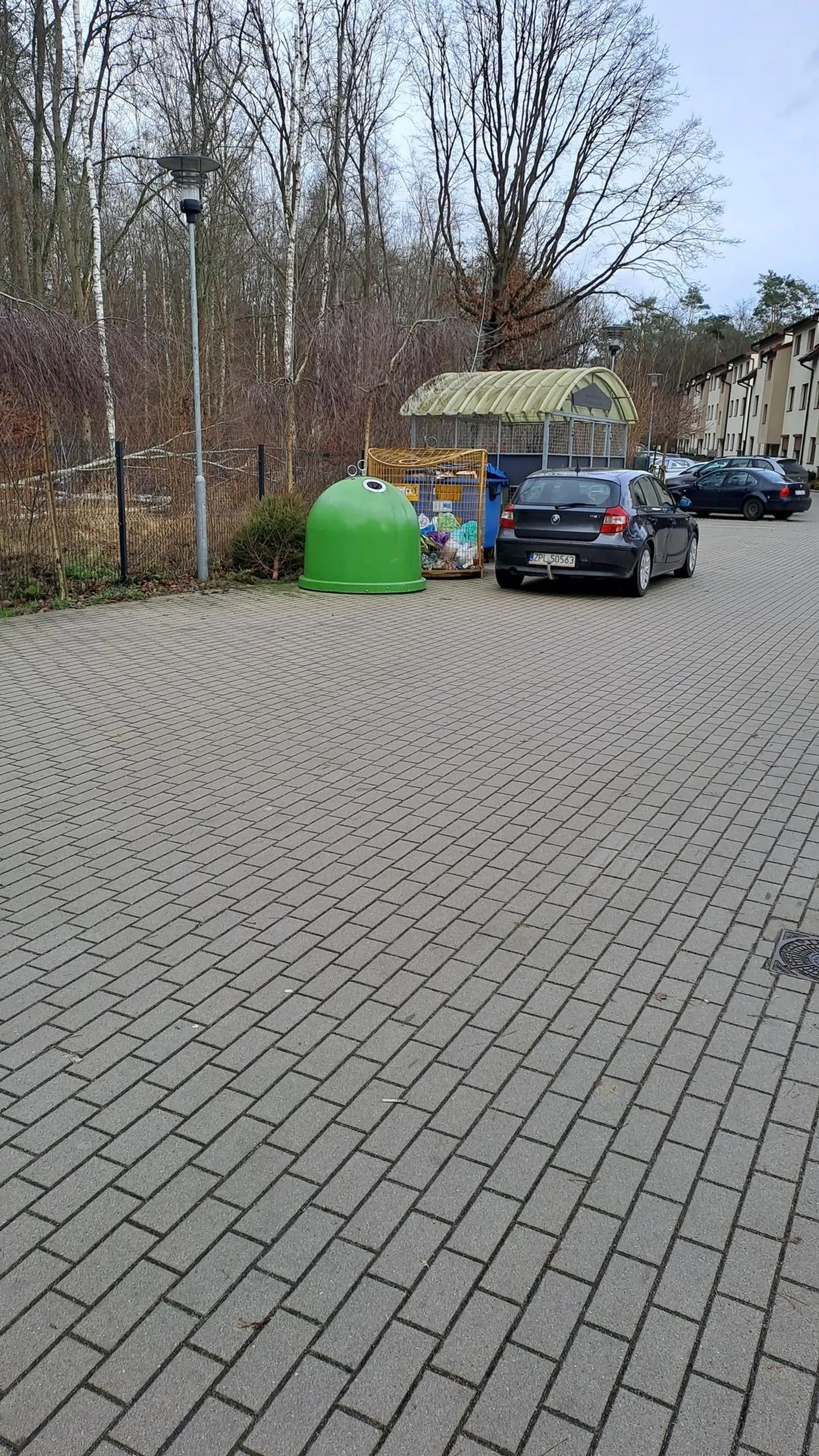 Pozdrawiam mistrza parkowania. Wszystkie miejsca zajęte? Nie ma problemu! Zaparkuje na środku osiedla!