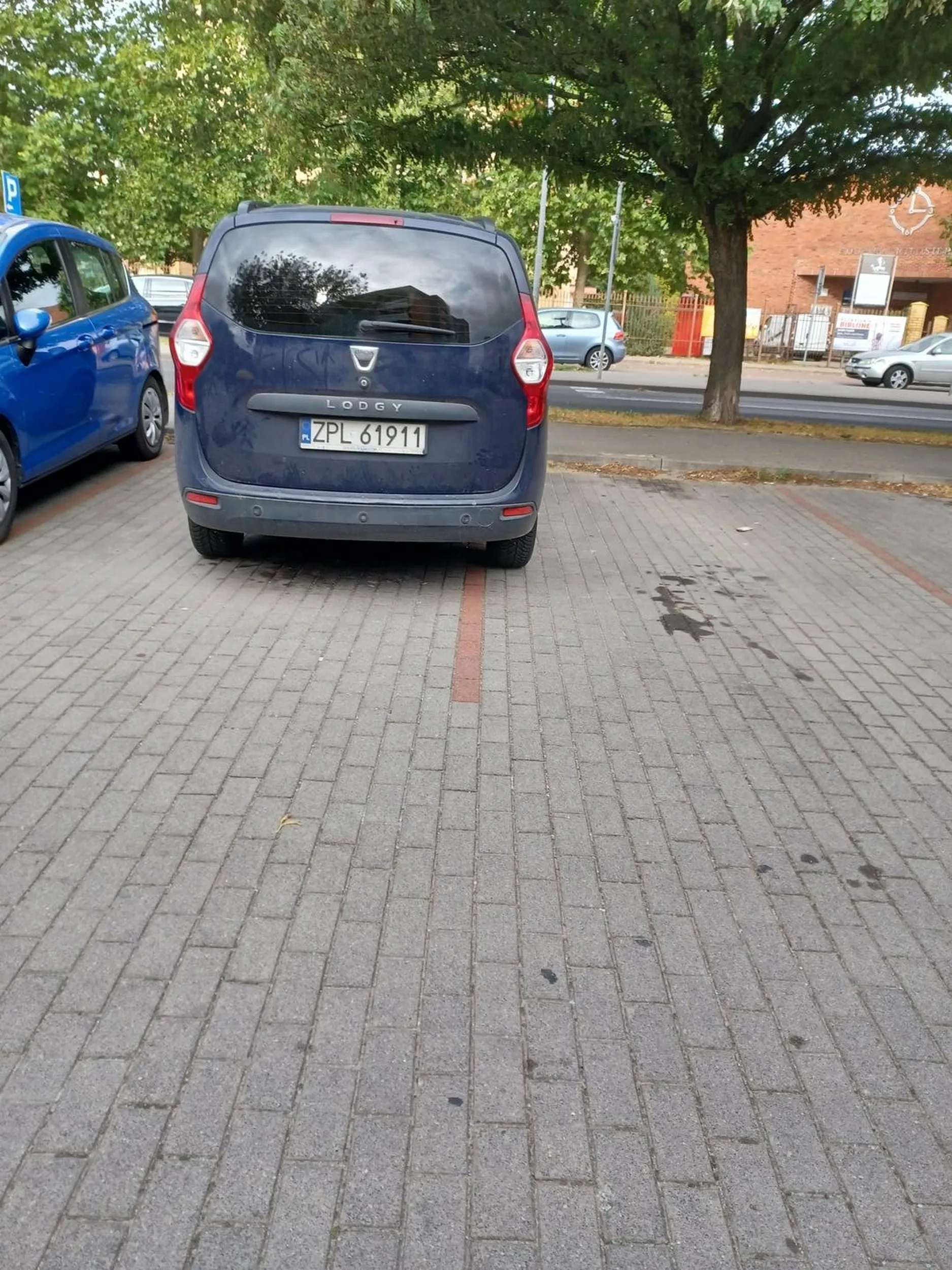 Naucz się parkowania bo nie pierwszy raz zajmujesz dwa miejsca parkingowe