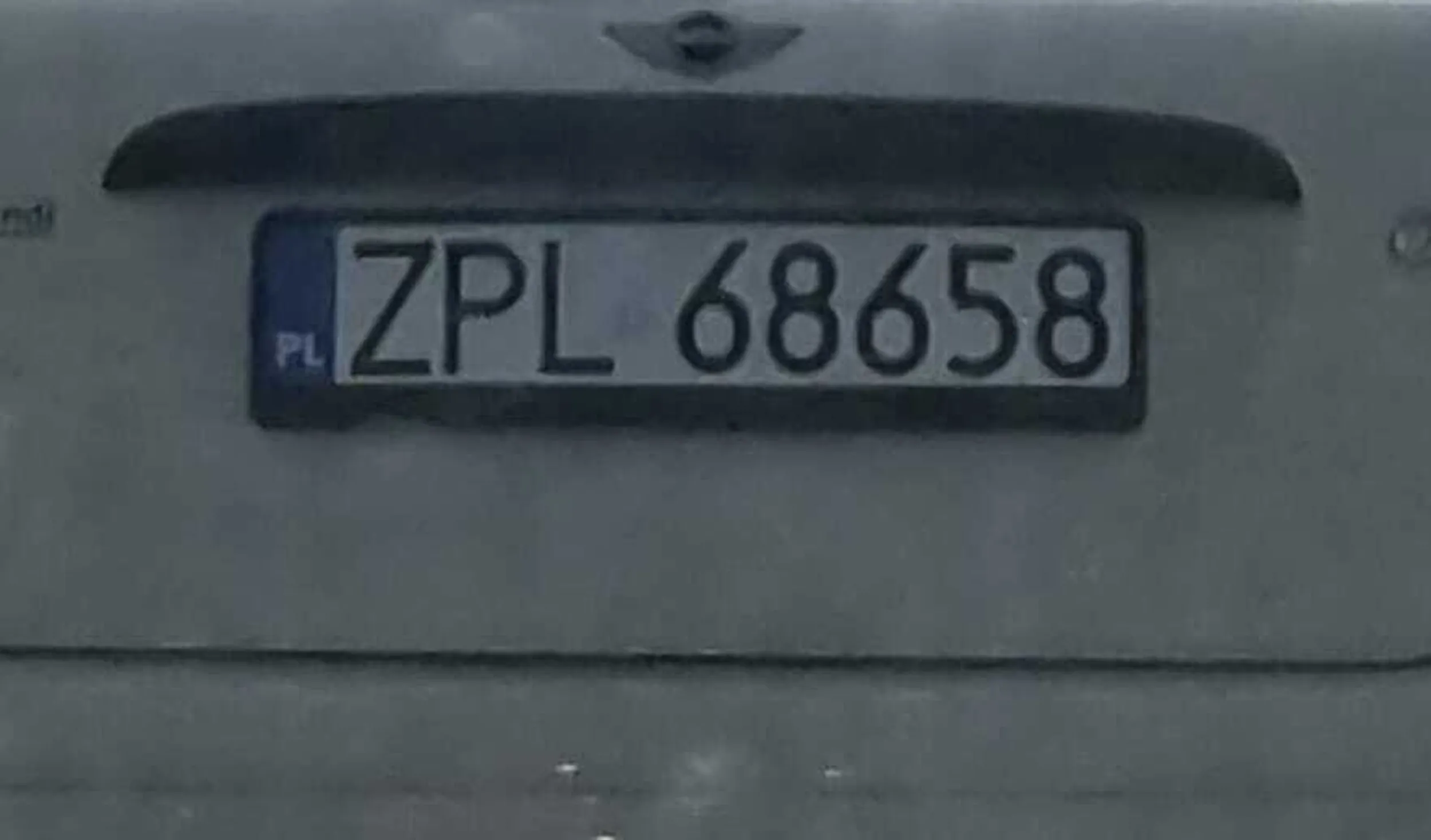 Osoba ta wygrała prawko na loteri. Warzymice ... droga 50km/h ,kierowca jechał 25-30km/h. To pikuś (moze chciała być ostrożny/na) na pasach kierowca przepuszczał pieszą prowadzącą rower .Ale chyba jednak się rozmyślił i przejechał połową auta po chodniku i prawie po osobie pieszej. Nie patrząc 100 metrów dalej przebiegał kolejny pieszy a ten kierowca zamiast zwolić -dodał gazu, że mężczyzna Ledwo zdążył przebiec przed pojazdem ...  dodaje gazu ,nagle hamuje . tragedia!!!!!!!!!  Uważajcie.