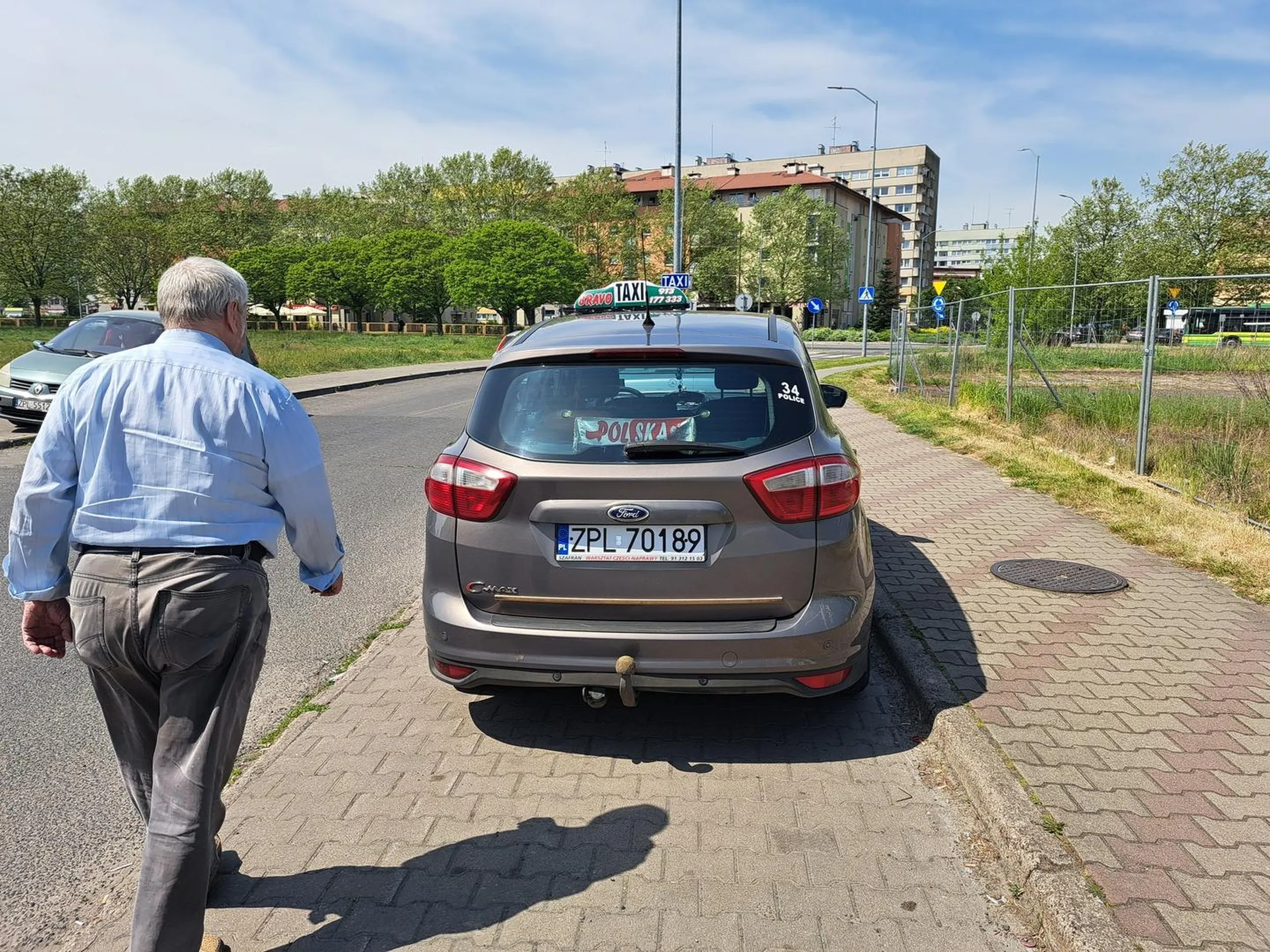 Typowy taryfiarski cierp z Polic, czepia się przyjezdnych o parkowanie - a swoim na ZPL nie zwróci uwagi. Śmierdzący lump.