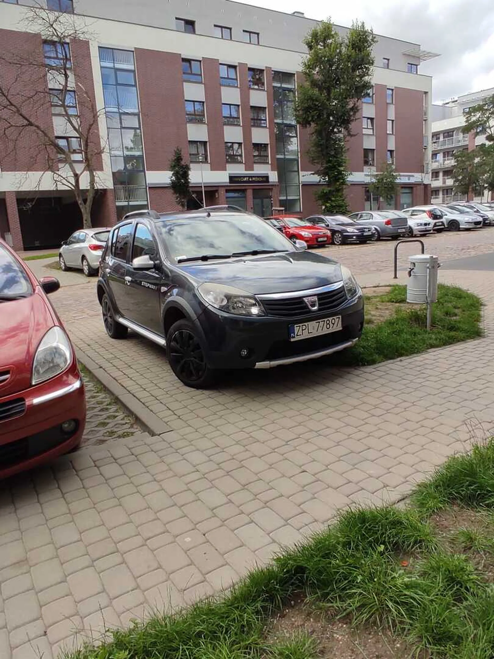 Kierowca samochodu 10/08/2023 parkował na chodniku i na trawniku. Zaoszczędził w ten sposób zapewne całych kilkanaście sekund swojego wartościowego żywota i kilka złotych omijając strefę płatnego parkowania. Nie-pozdrawiam kierowcy.