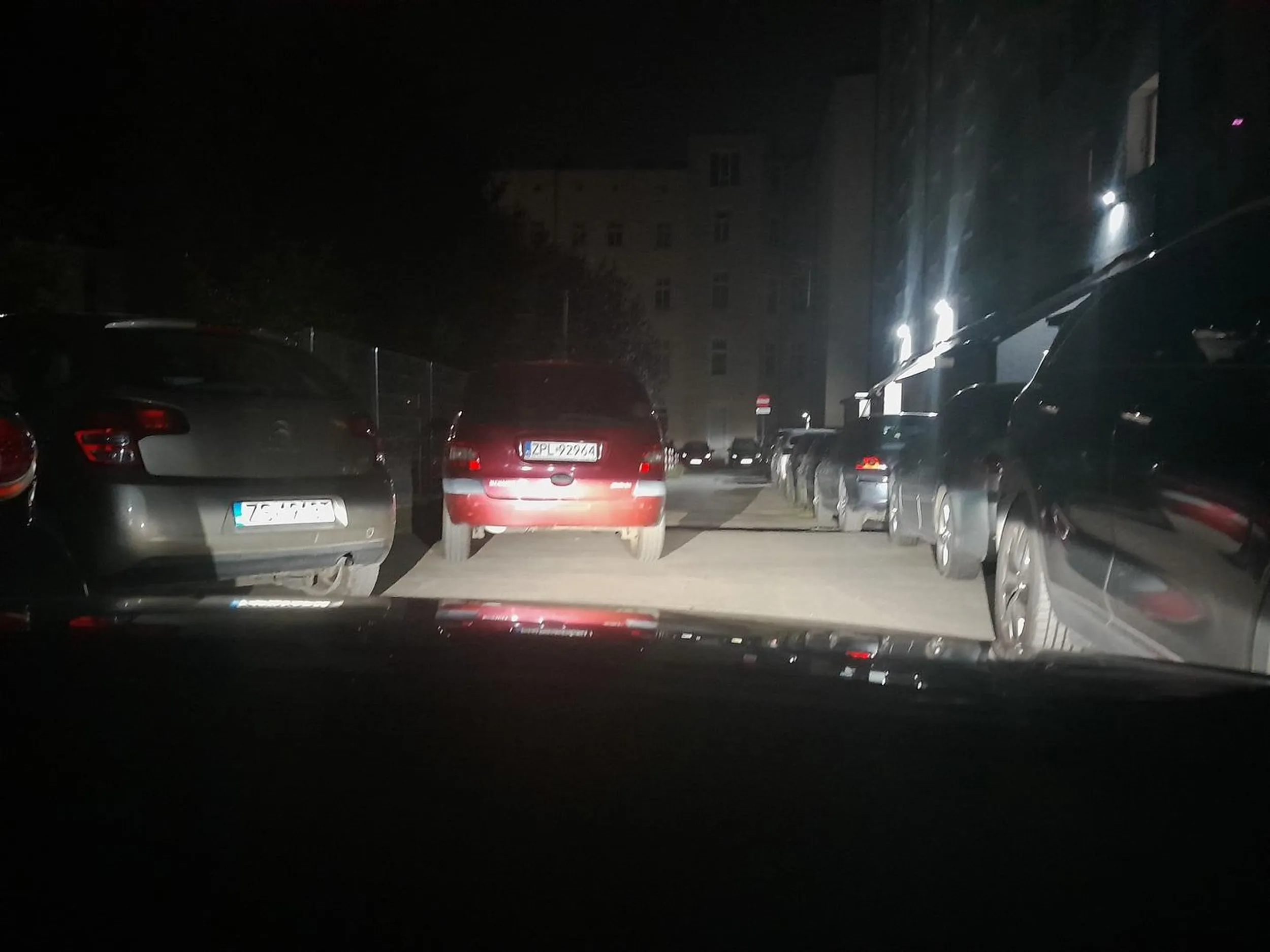 Gratuluje pomysłowości przy parkowaniu. Wąska uliczka za blokiem, auto zostawione tak że ani w jedną ani w drugą stronę nie przejedziesz Ale lustereczko złożone