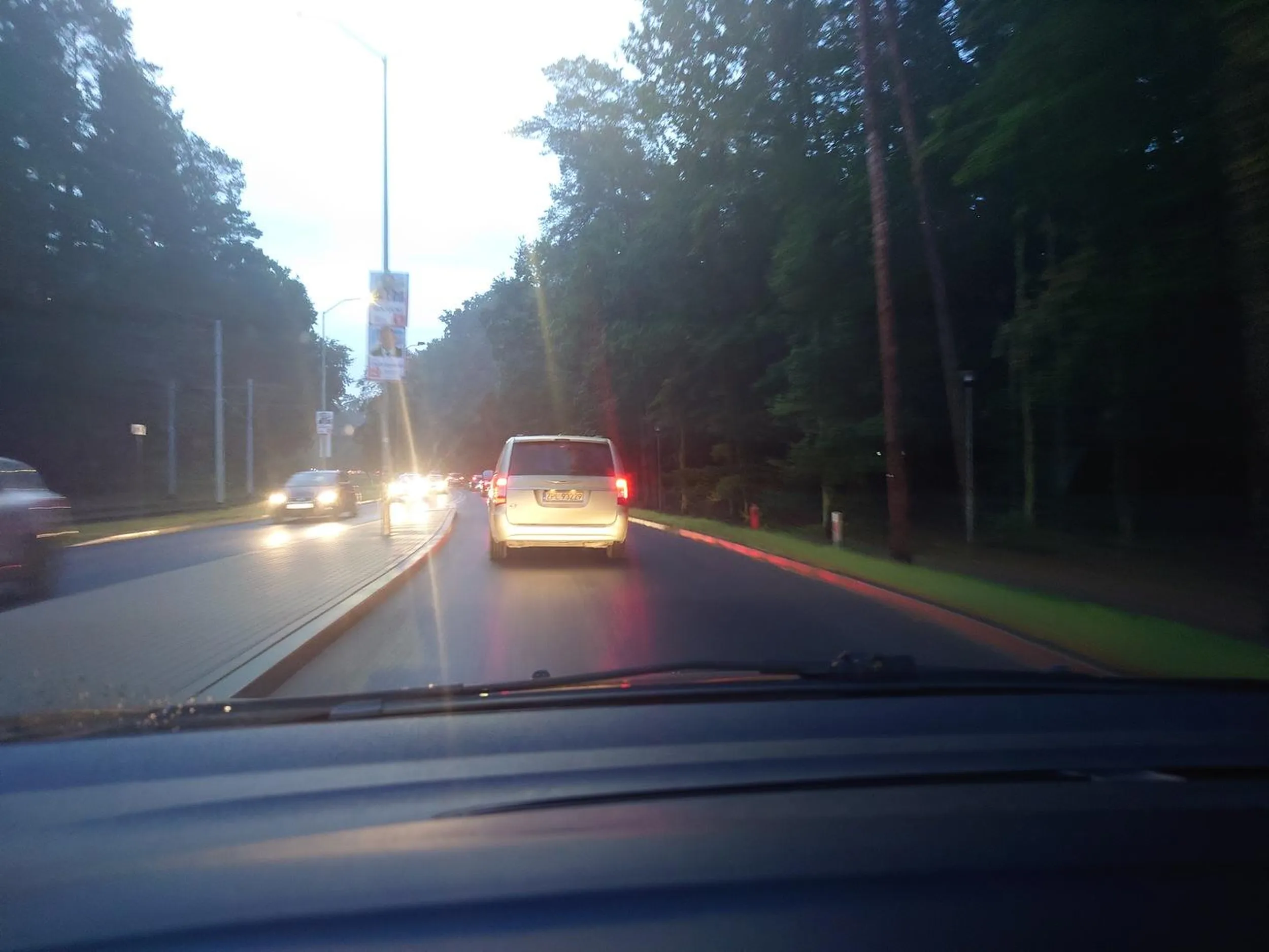 Pajac jeździ na zderzaku co chwilę hamując, bo mu zbyt wolno kolumna jedzie, tak jakby to miało w czymś pomóc,. Tarcze do wymiany po 100 kilometrach.