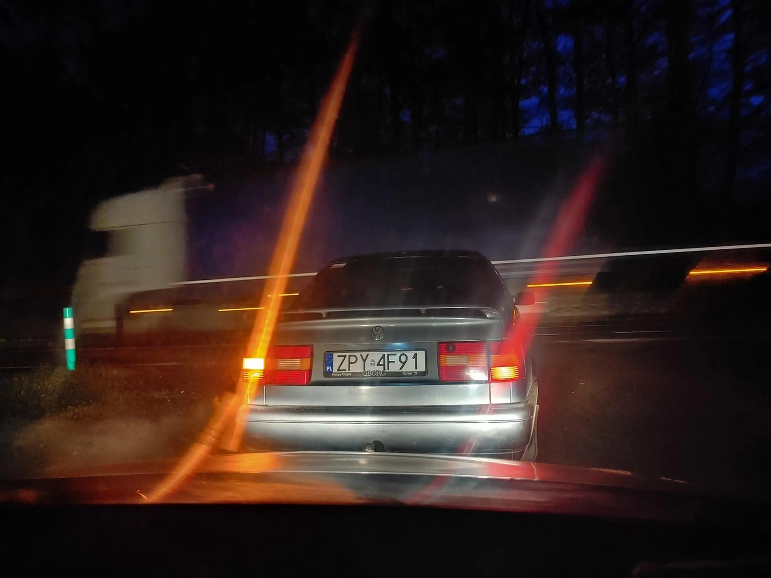 Dobry człowiek z niego. Zawsze dzień dobry mówi i kierunkowskazów używa. Polecam