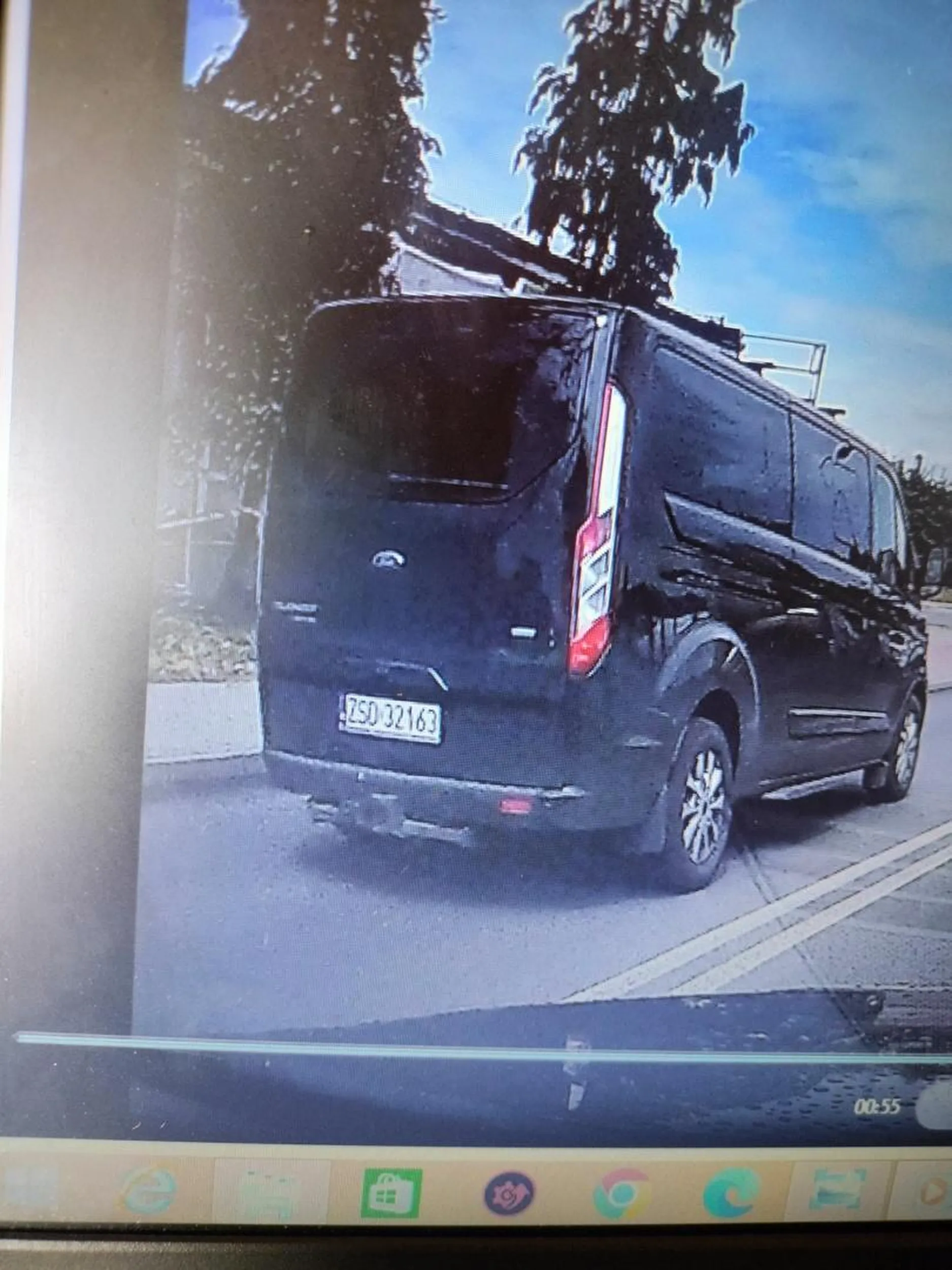 Nie pozdrawiam tego pana co przez zamknięty przejazd kolejowy nie chciało mu się stać w kolejce więc postanowił sobie wjechać na linie ciągła wyprzedzić korek i pojechać pod prąd na radzie (człowieku kto ci dał prawo jazdy ) ps nagranie z twojego wyczynu możesz obejrzeć sobie na stop cham