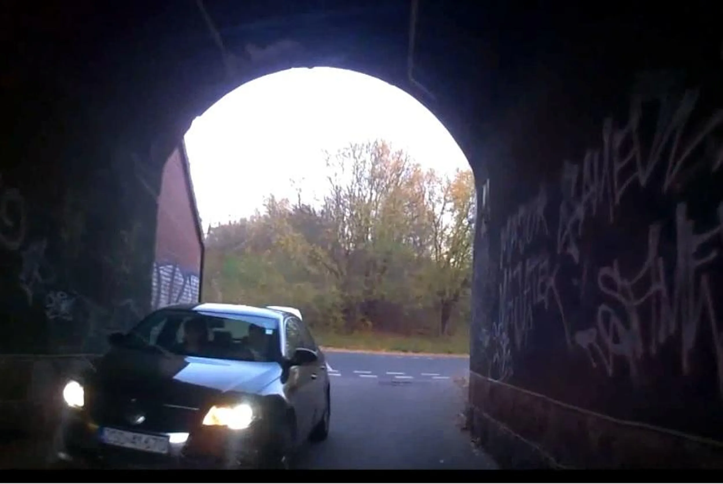 Gdy jednego puści się grzecznościowo, to od razu całe stado na krzywy ryj się pcha, a ten jeszcze łapami macha. Koleżko jak nie masz pierwszeństwa to się nie ładuj, jeśli w ogóle znaki widzisz...... //tablica-rejestracyjna.pl/images/photos/20230304092430.jpg