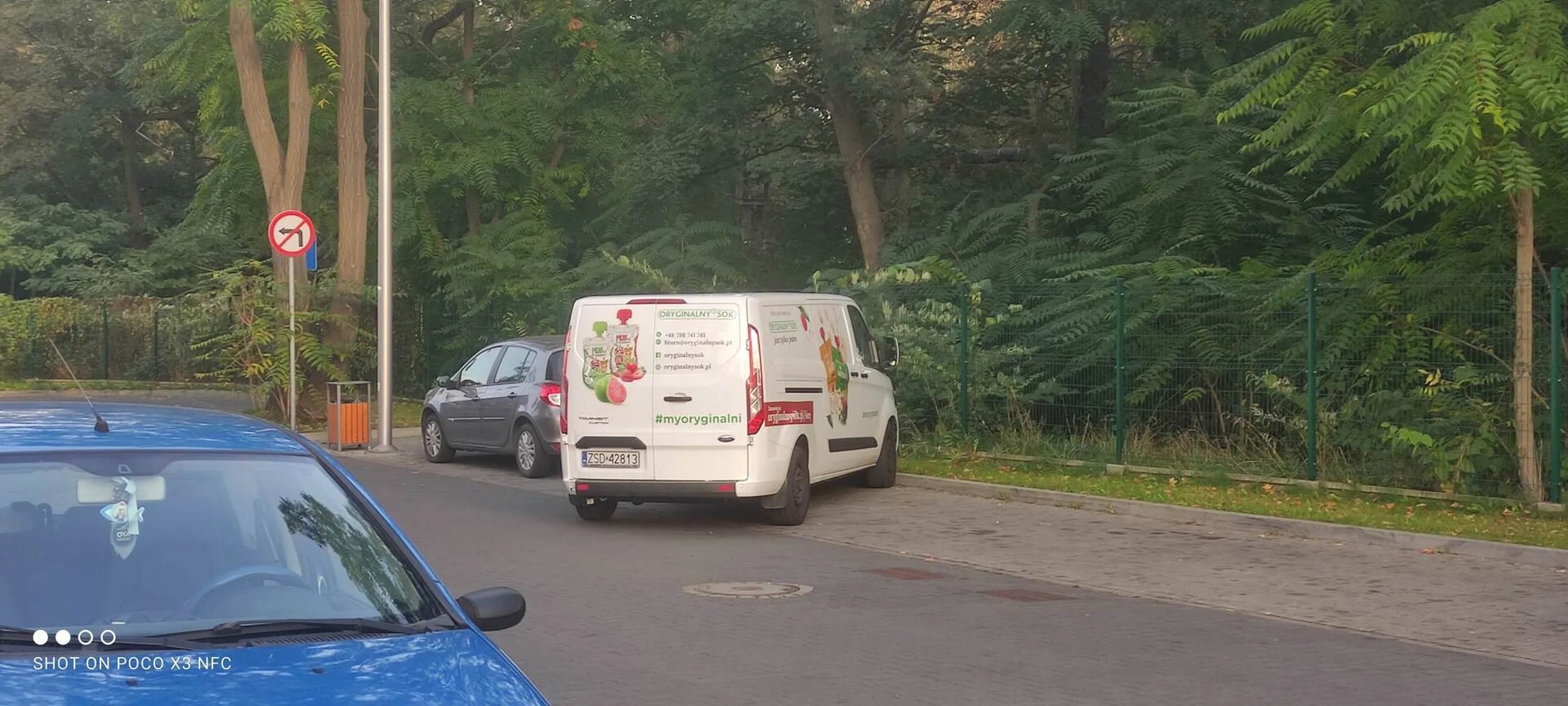 zdjęcie spod basenu, miejsc wszędzie dużo (połowa miejsc pustych) a i tak znajdzie się taki co parkować nie potrafi. Nie podjechał tylko na chwilę tylko minimum godzinę stoi.