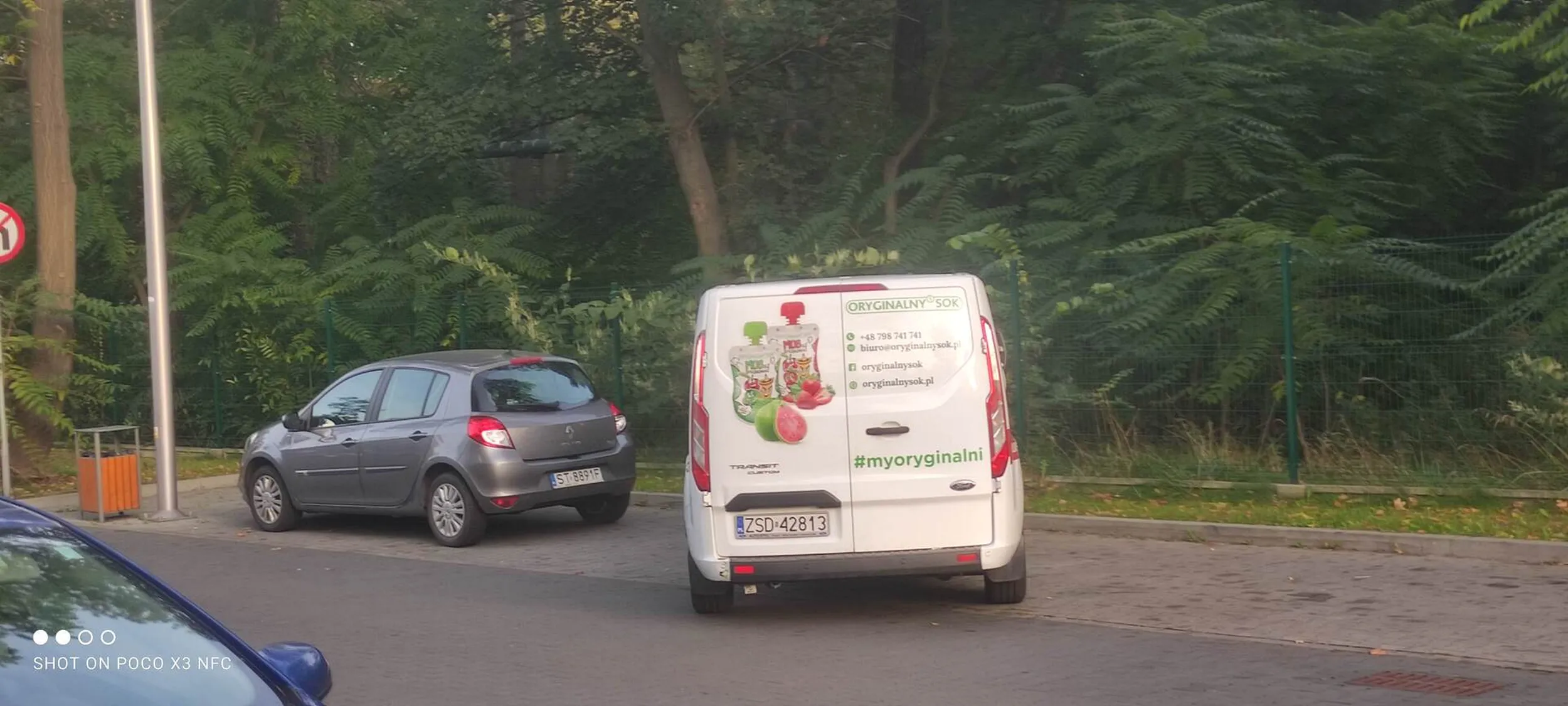 zdjęcie spod basenu, miejsc wszędzie dużo (połowa miejsc pustych) a i tak znajdzie się taki co parkować nie potrafi. Nie podjechał tylko na chwilę tylko minimum godzinę stoi.