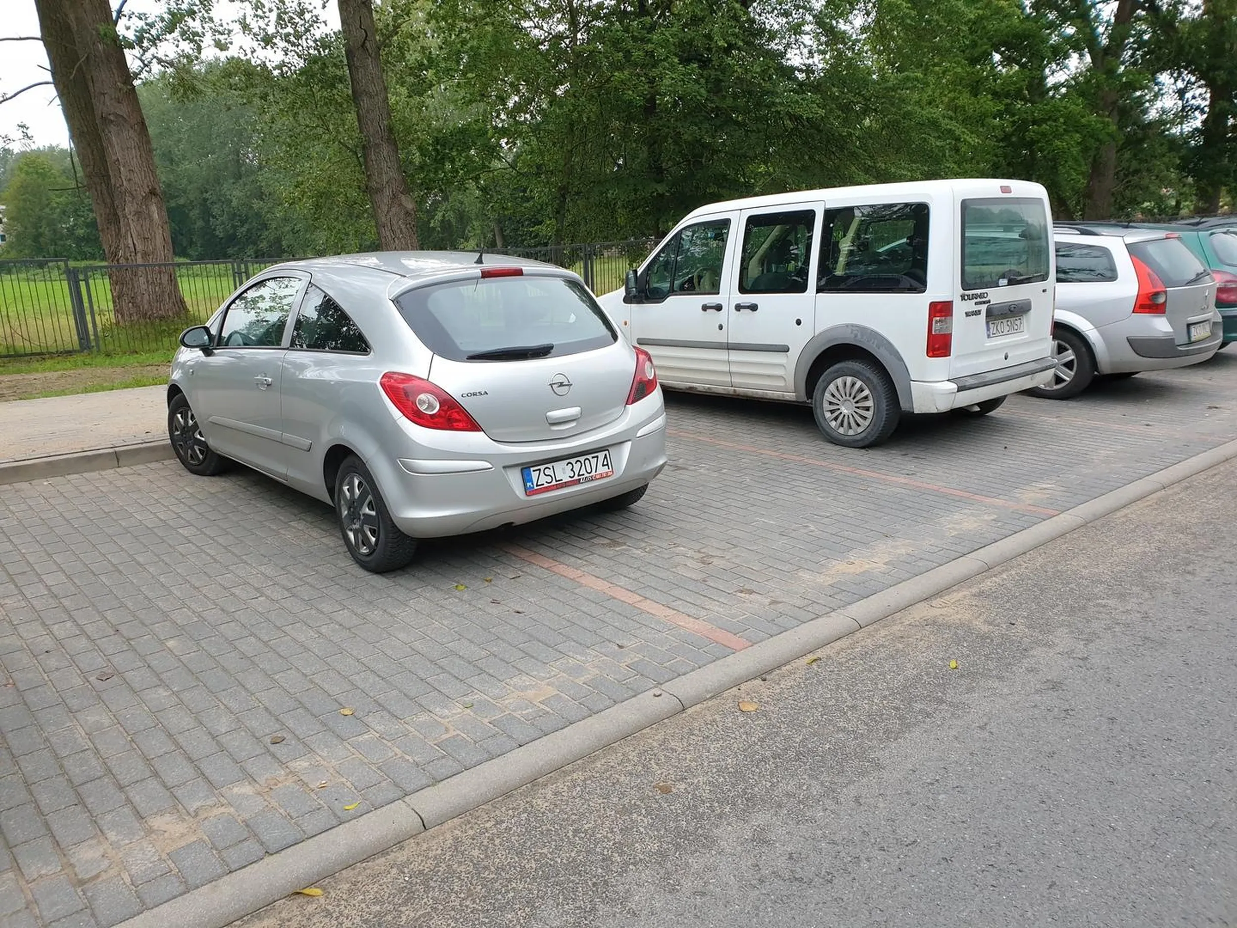 umiejętność parkowania między liniami to dla ciebie ty pseudo kierowco sztuka trudna do opanowania ... (foto z dnia 01.09.2023)