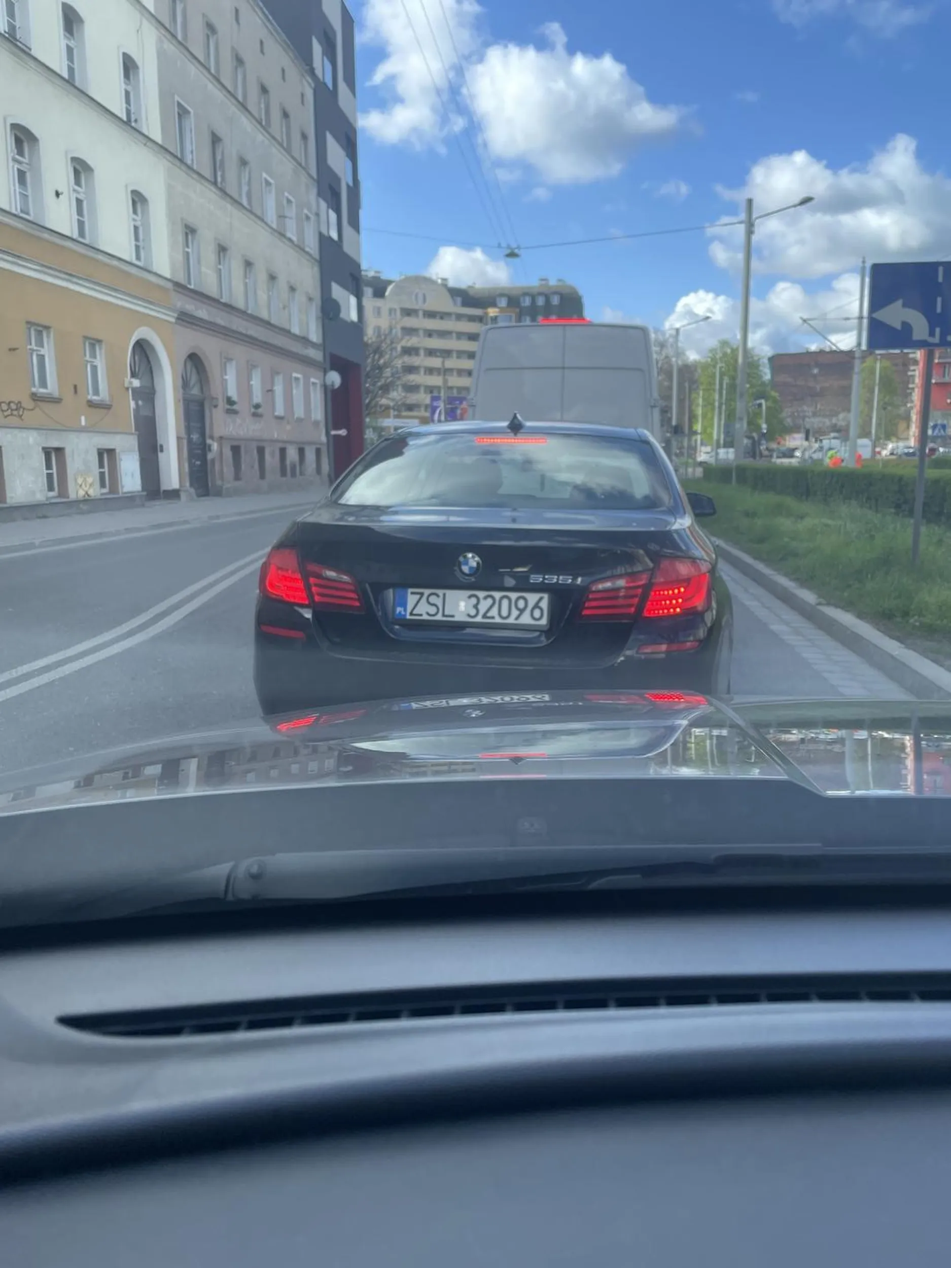 Totalny cham na drodze ktory chyba nie ma kierunkowskazow