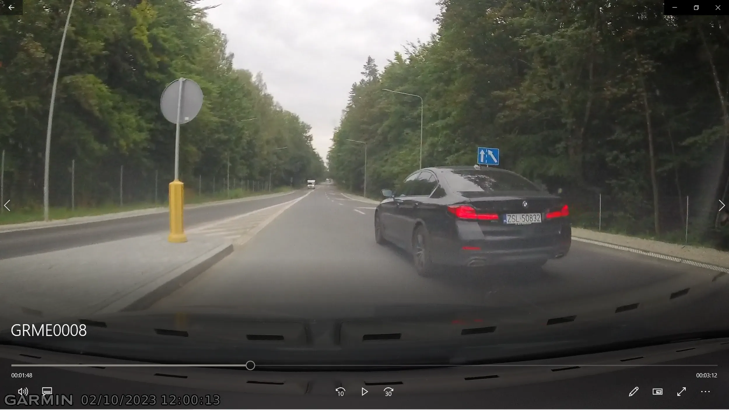 Miałem spotkanie z tym typem, zajechał mi drogę na zjeździe z ronda Gorzebądź. Gdybym nie dał po heblach, zepchnął by mnie z drogi. Z tego co zauważyłem, za kierownicą siedział jakiś leśny dziadek przyklejony do szyby, chyba nawet nie zauważył co się dzieje.