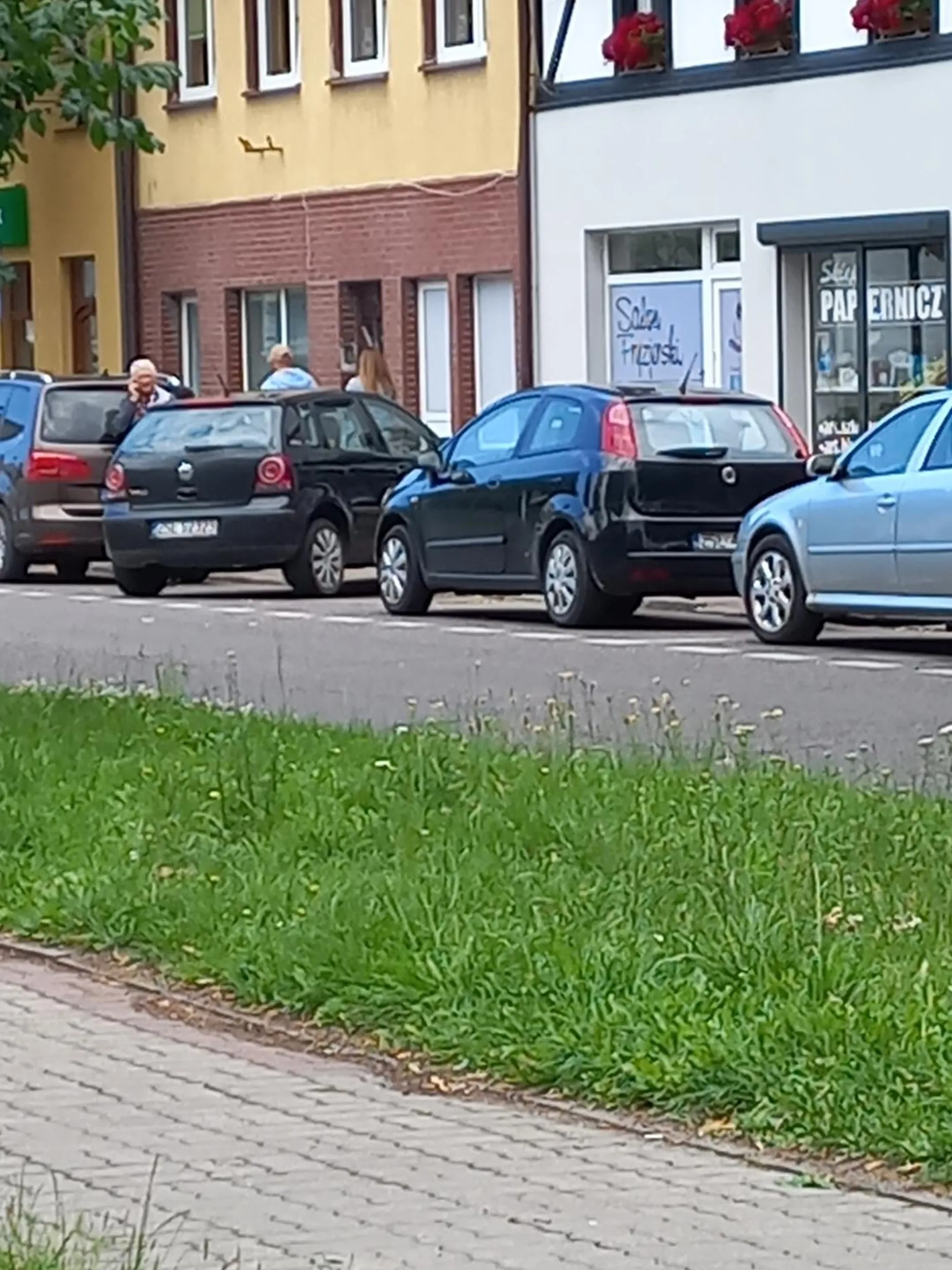 Inne auta stoją w poprzednim drogi (prawidłowo) a ten stanoł po wskosie. Rozumiem że się nie zmieścił ale trzeba było szukać innego miejsca parkingowego
