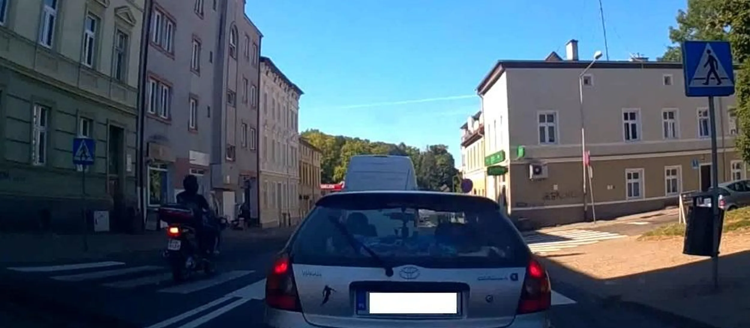 Ulica Młyńska w Koszalinie była zwykle zakorkowana, ale motorek daje radę..... //tablica-rejestracyjna.pl/images/photos/20231016112728.jpg