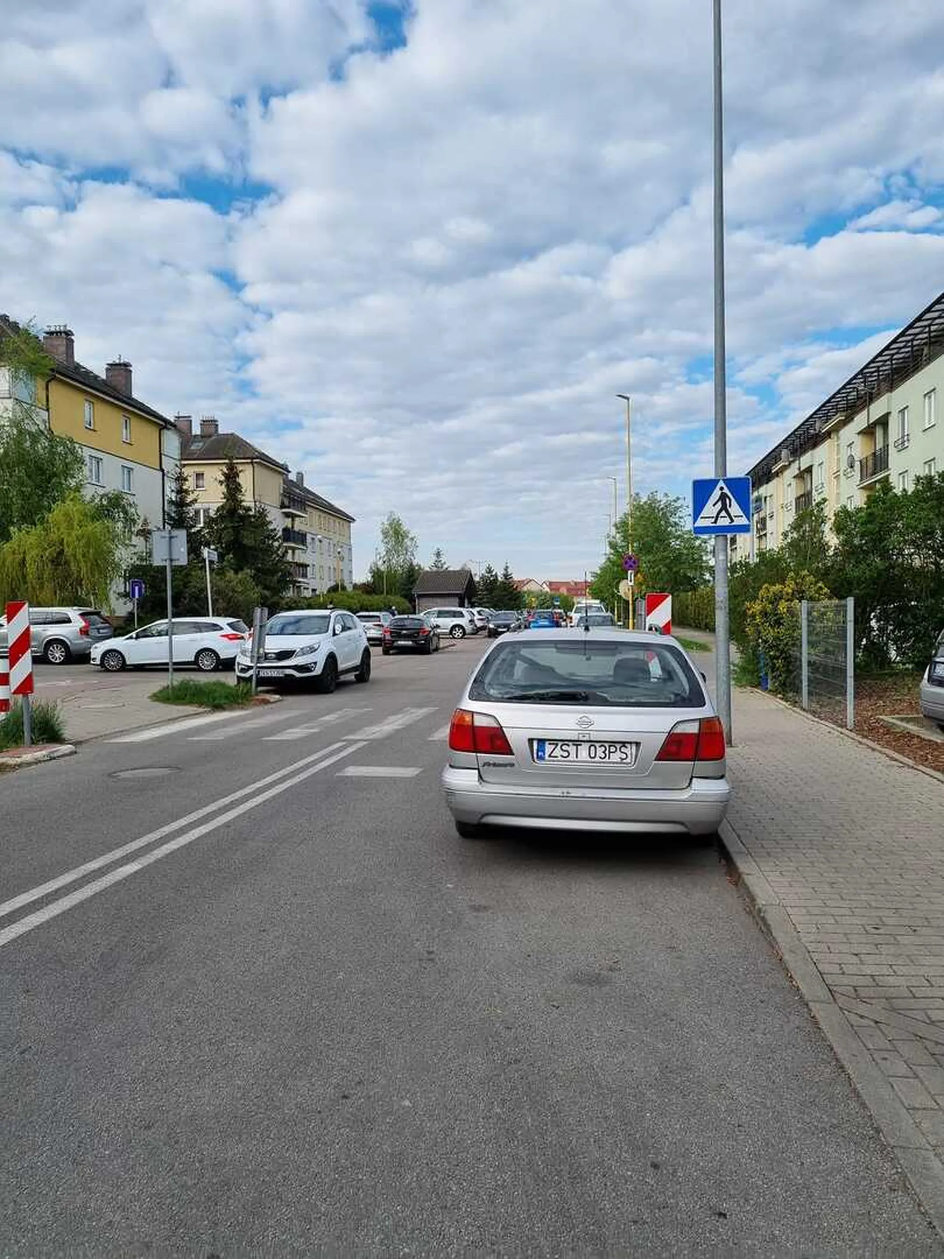 Parkuje przy przejsciu dla pieszych mając gdzieś bezpieczeństwo dzieci.
