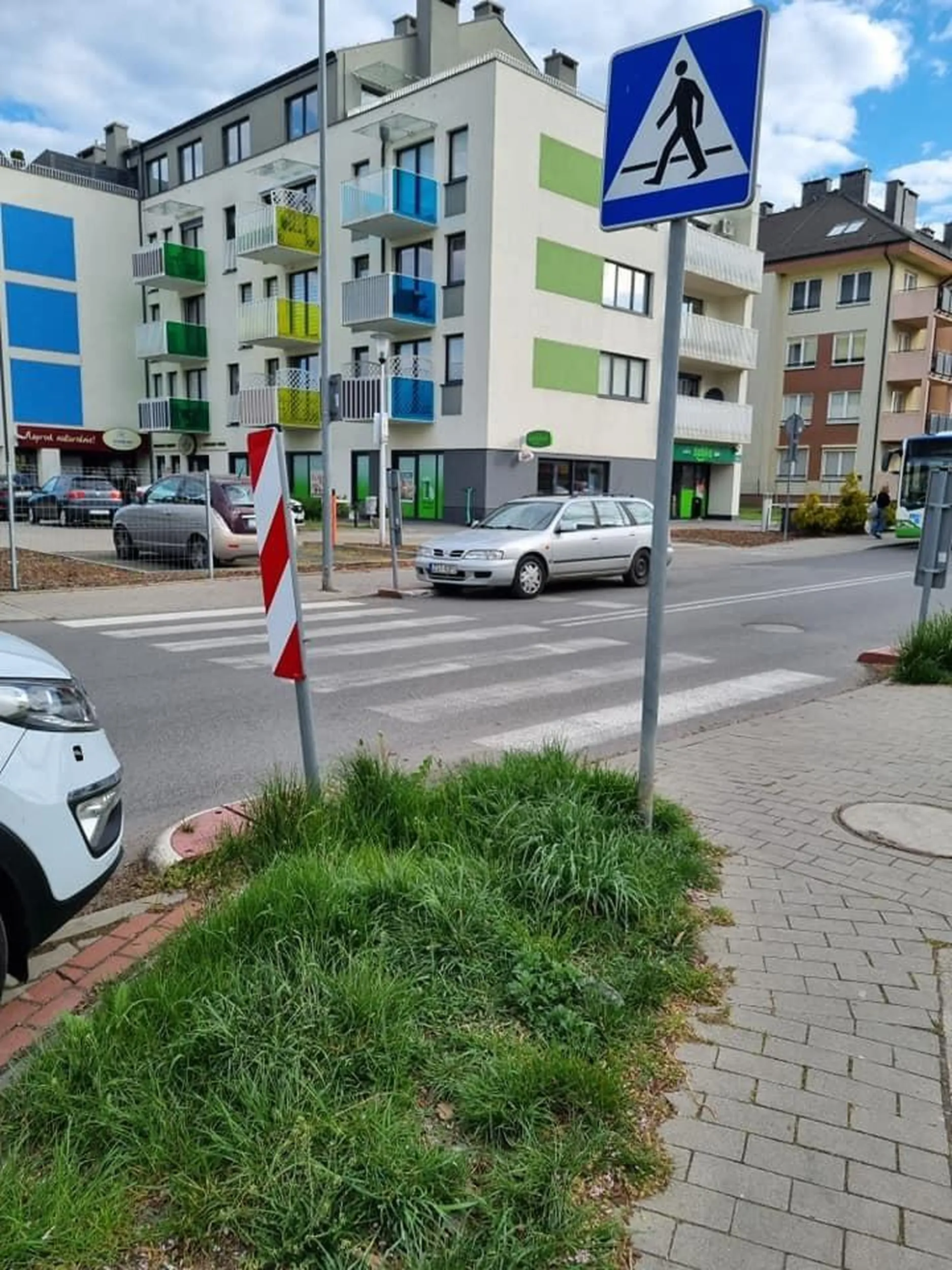 Parkuje przy przejsciu dla pieszych mając gdzieś bezpieczeństwo dzieci.