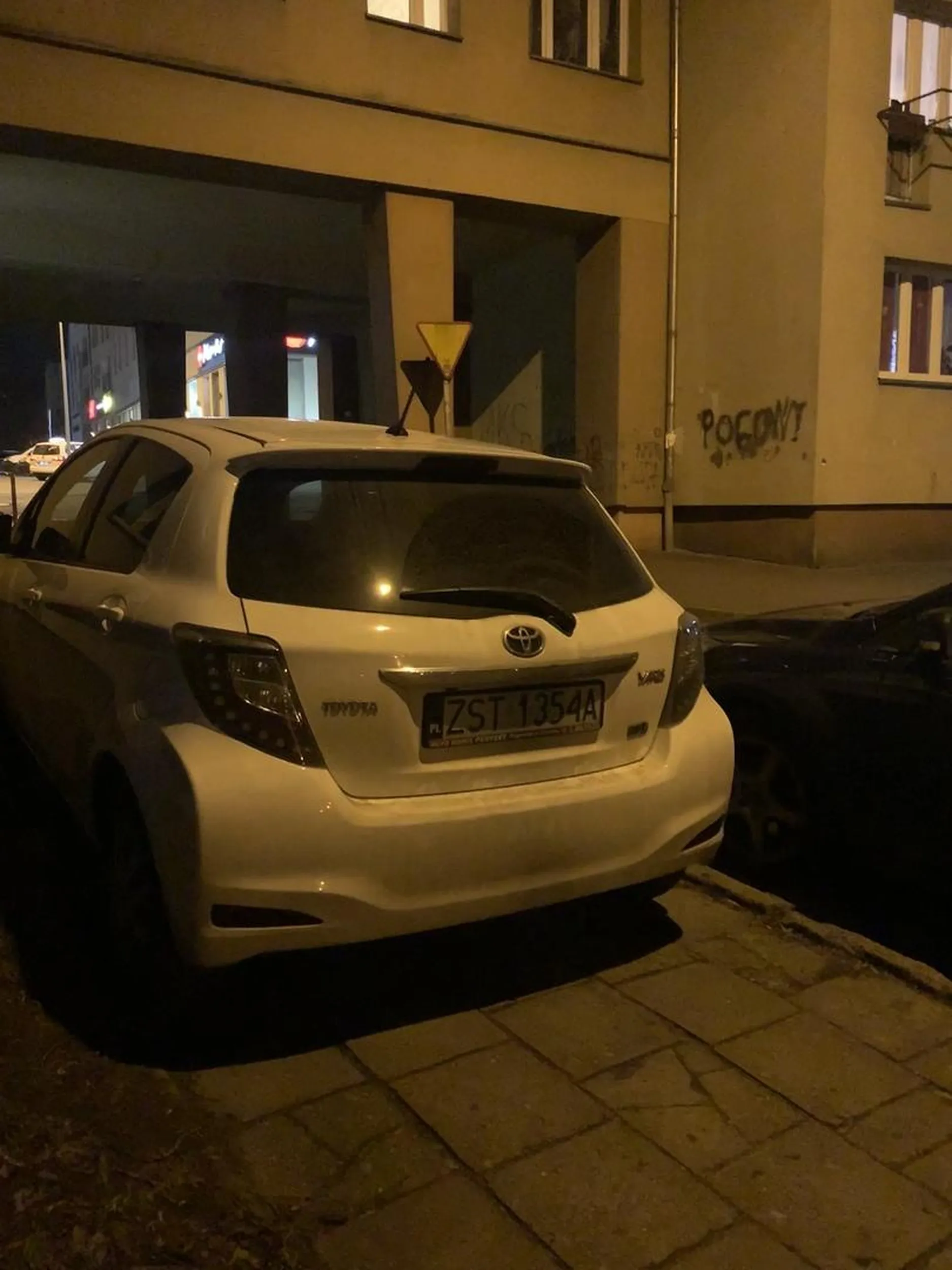 Kierowca tego auta stał na chodniku przez dobre kilka godzin. Naucz się parkować