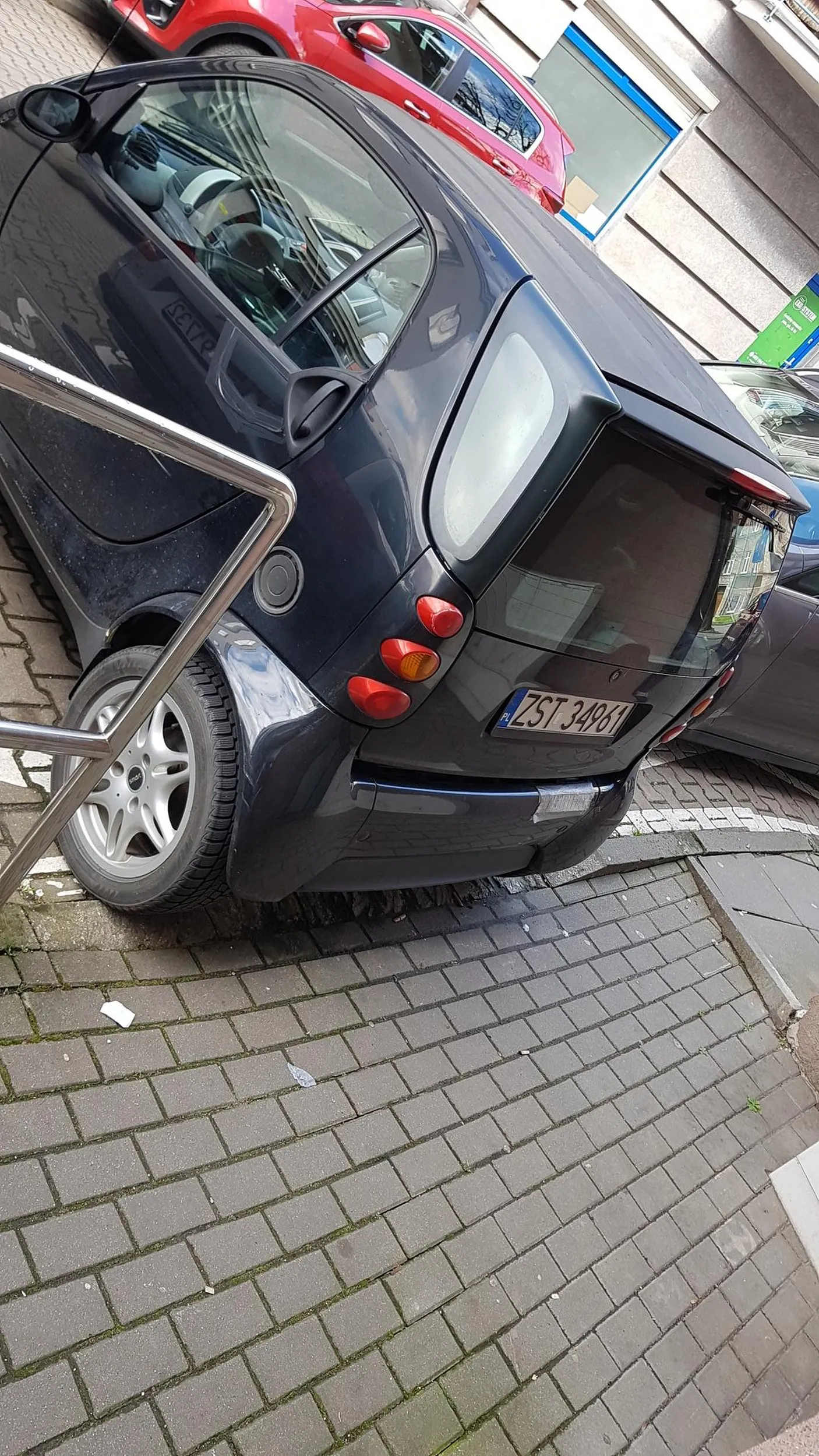 parkowanie centralnie w miejscu wjazdu na podjazd dla wózków