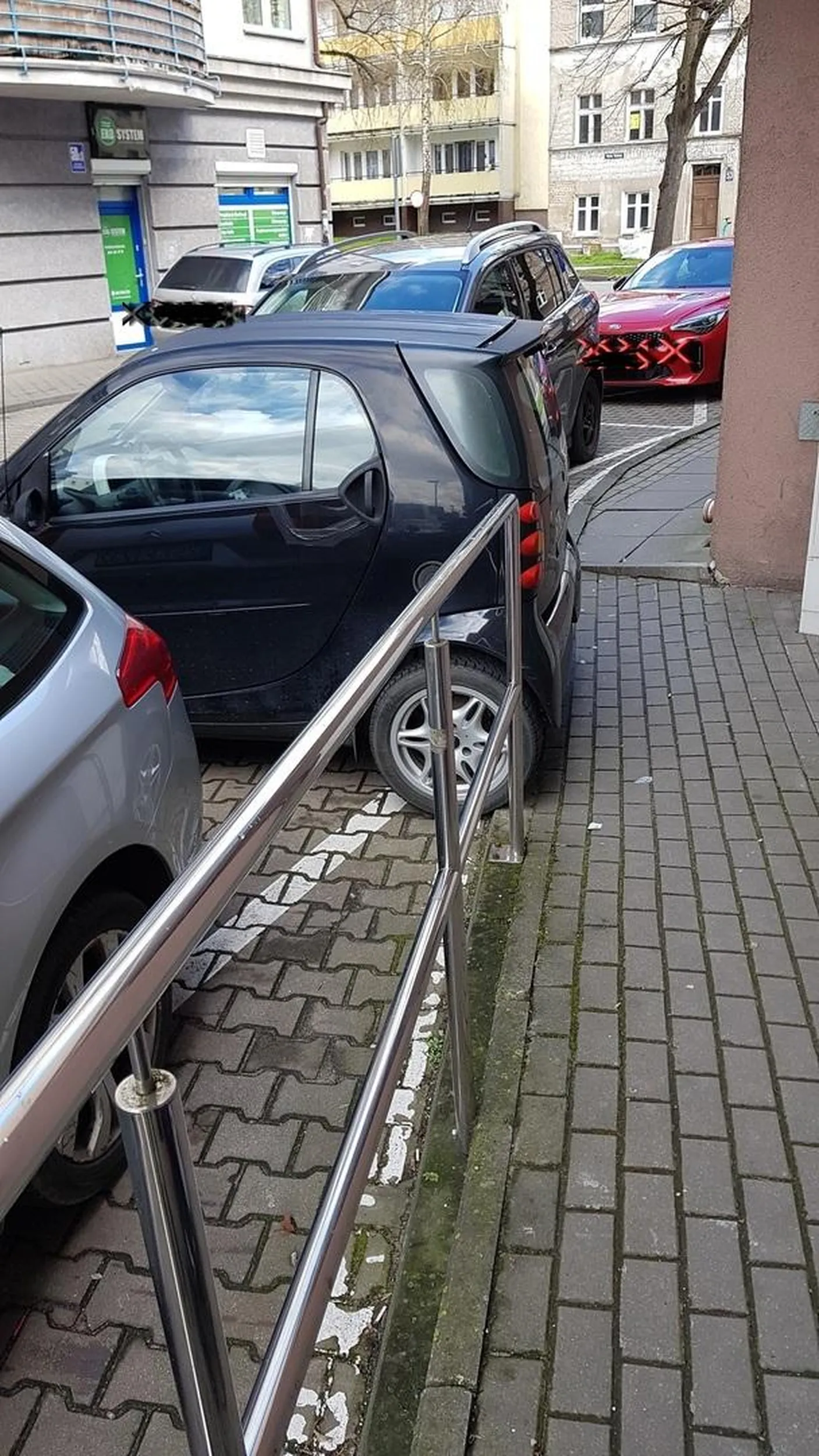 parkowanie centralnie w miejscu wjazdu na podjazd dla wózków