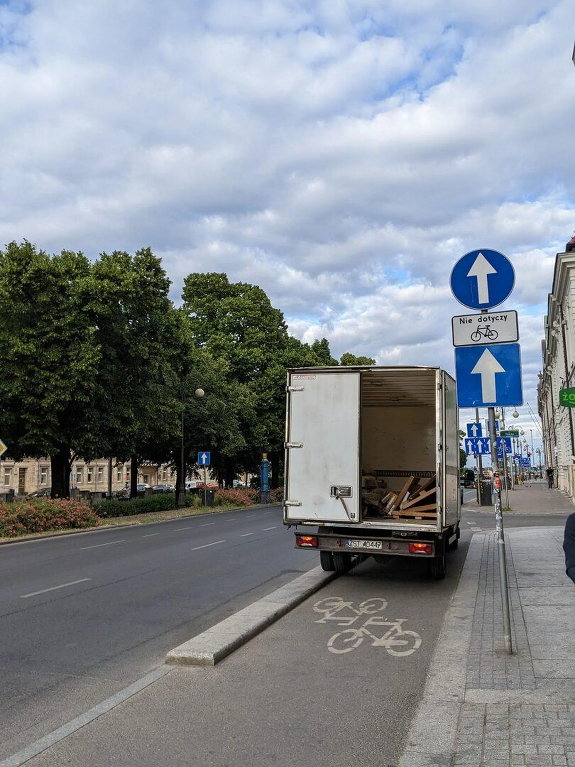 Proszę nie parkować na drodze dla rowerów, narażając jej użytkowników na niebezpieczne manewery, a drogę i chodnik na zniszczenie.