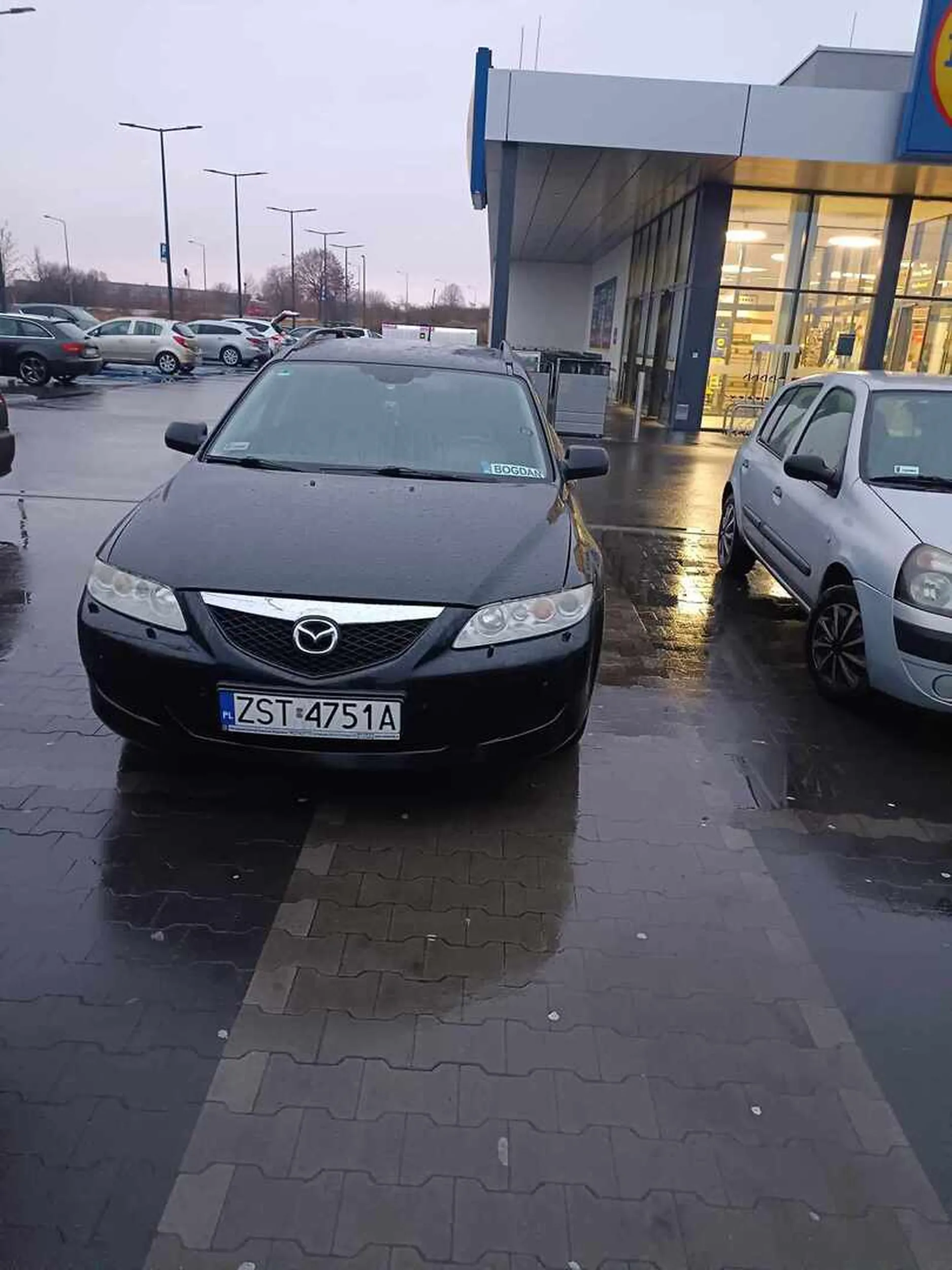 Brawo za parkowanie w przejściu ,