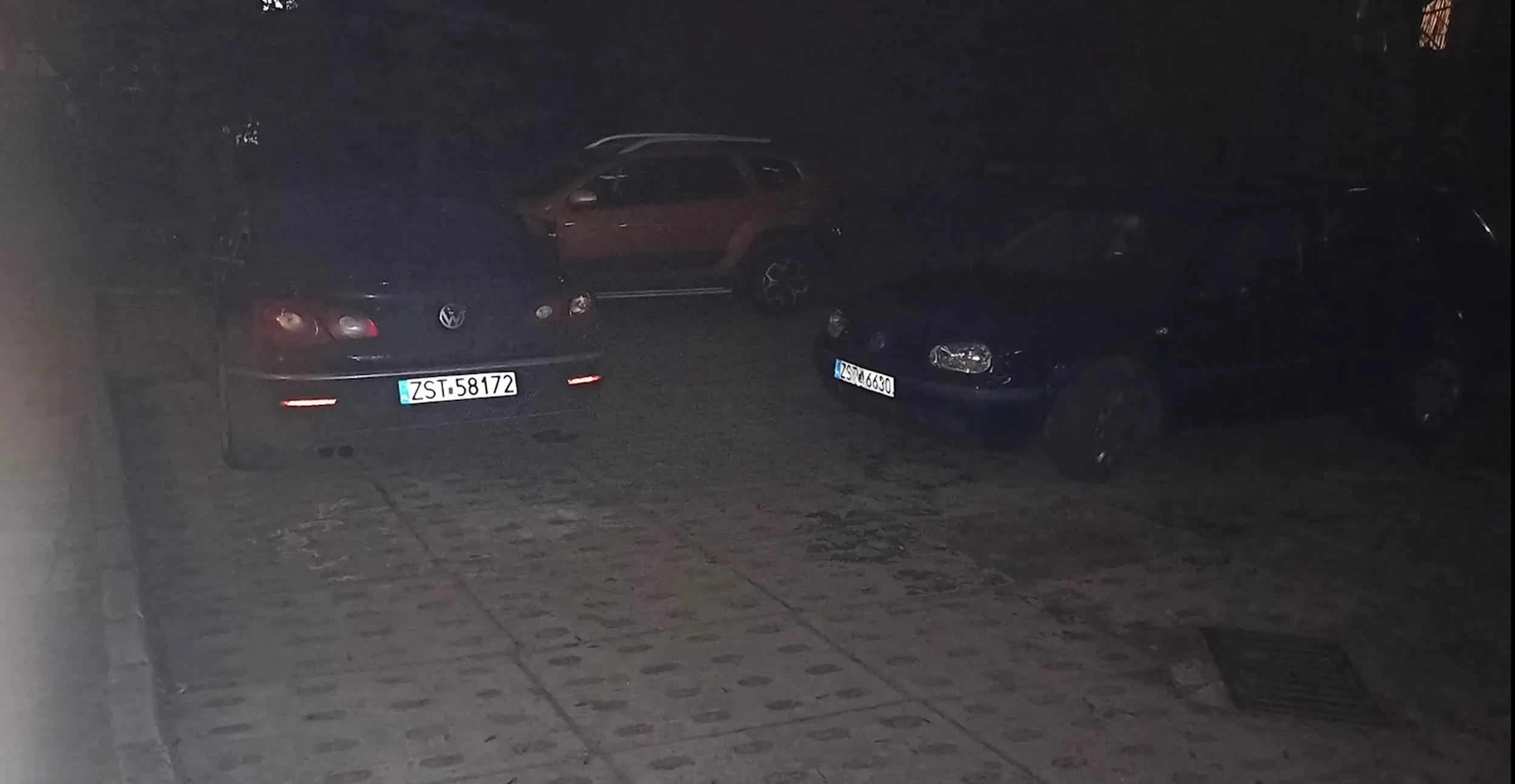 Mistrz Parkowania i zastawiania wjazdów, wyjazdów, parkingów. Notorycznie widzę jak parkuje zastawiając kilka aut albo wjazd na parking. Raz nawet po zwróceniu uwagi przez panią sprzątającą potrafił ją zwyzywać. Tak więc kultura jazdy oraz w życiu codziennym pozostawia wiele do życzenia.