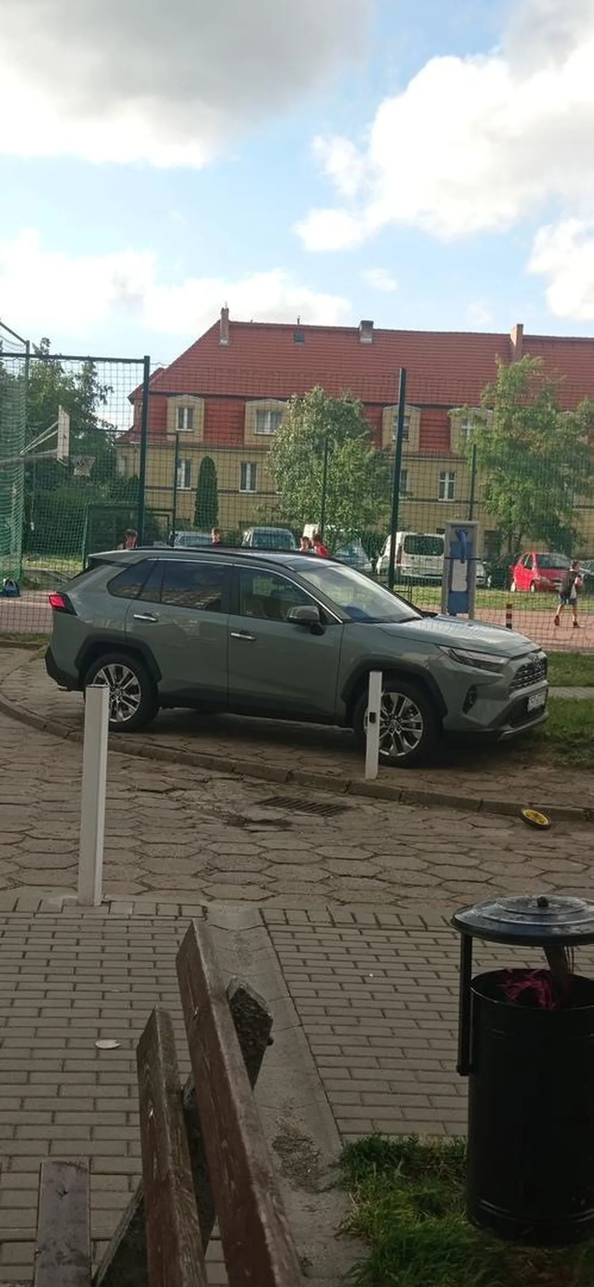 Fagas pije browarka podczas jazdy