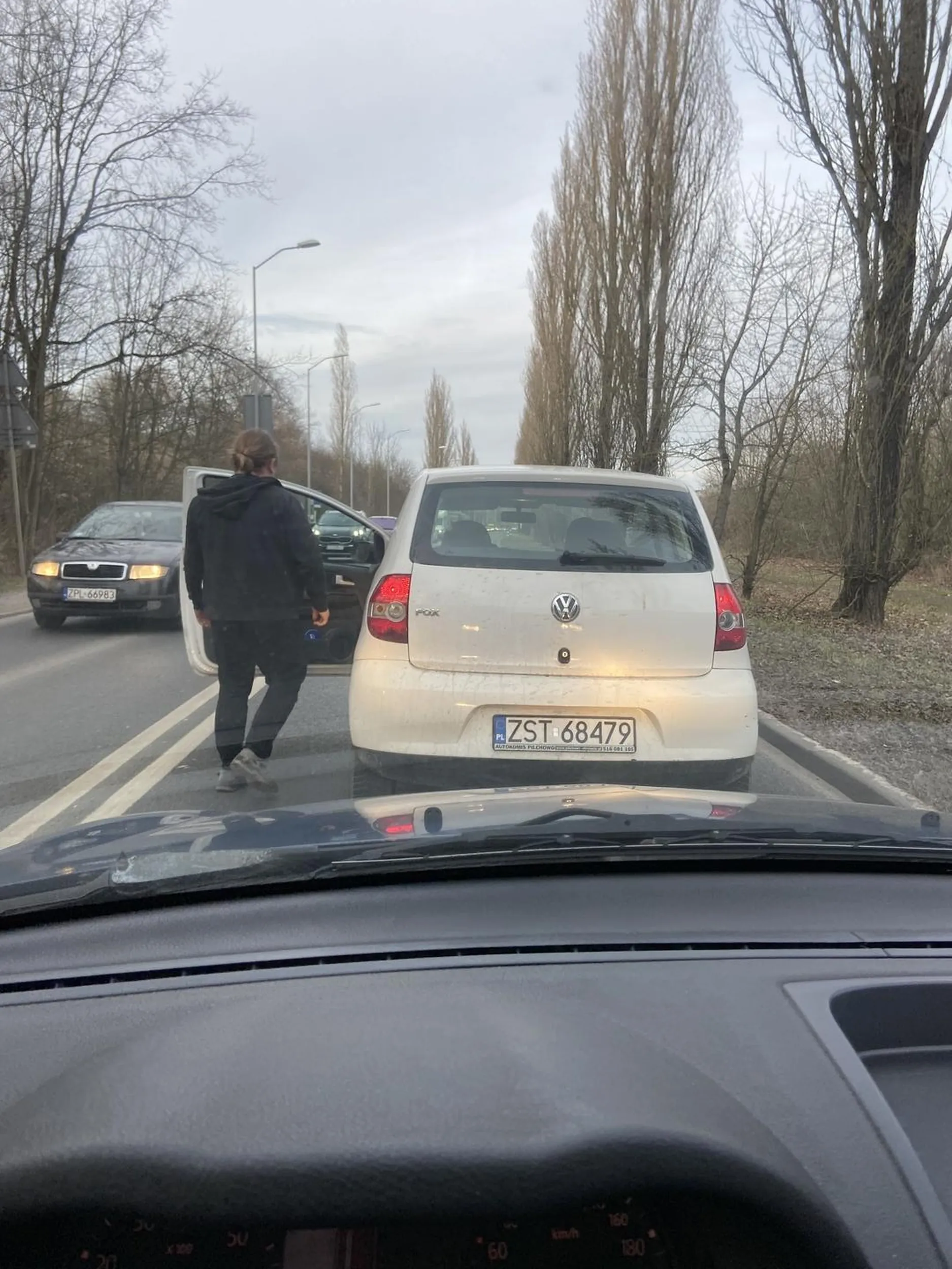 Pajac, brak umiejętności jazdy, agresywny, niebezpieczny dla społeczeństwa