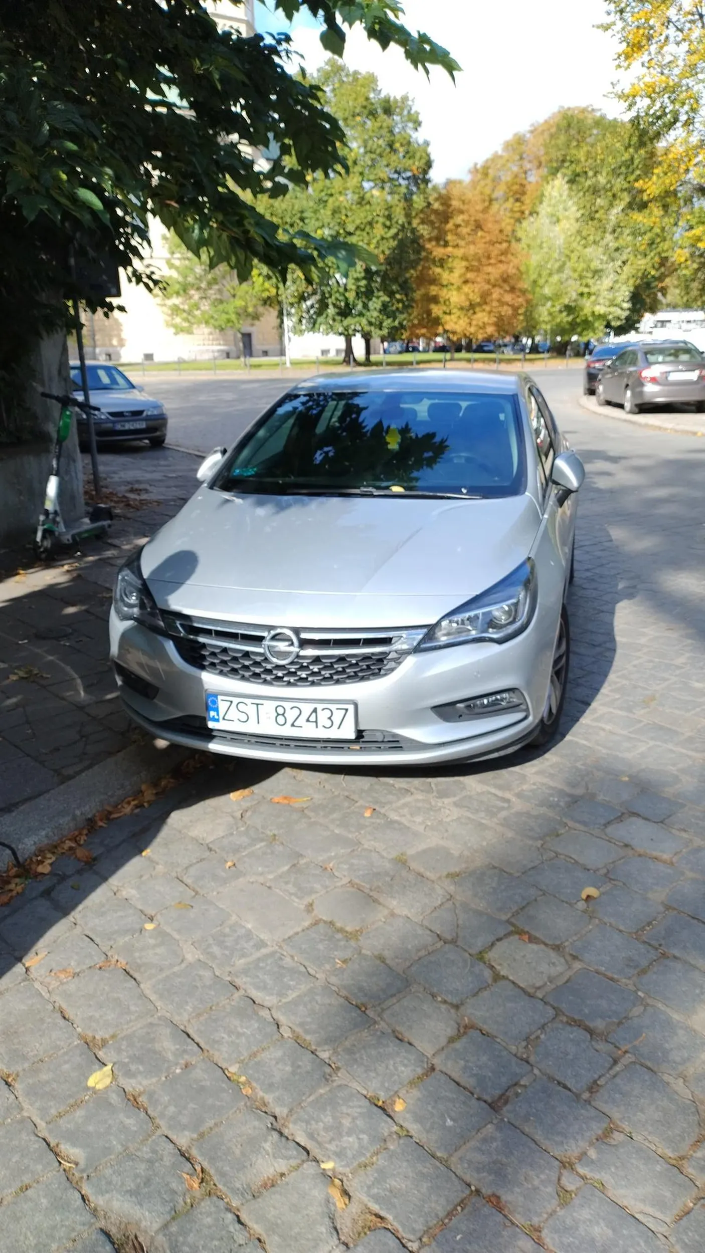 Nieprawidłowe parkowanie na chodniku ul. Jantarowej we Wrocławiu, uniemożliwiające normalne poruszanie się dzieciom do przedszkola i młodzieży do liceum.