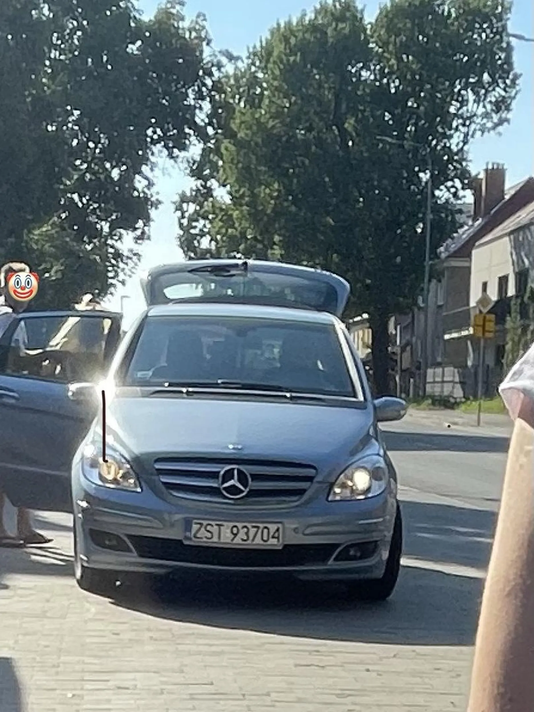 nie pozdrawiam pajaca, co rozgościł się na chodniku, mimo że dosłownie dwa metry dalej miał uliczkę, na tyle nieczęsto ruchliwą i bez zakazu postoju i zatrzymywania się, aby spokojnie się zatrzymać.