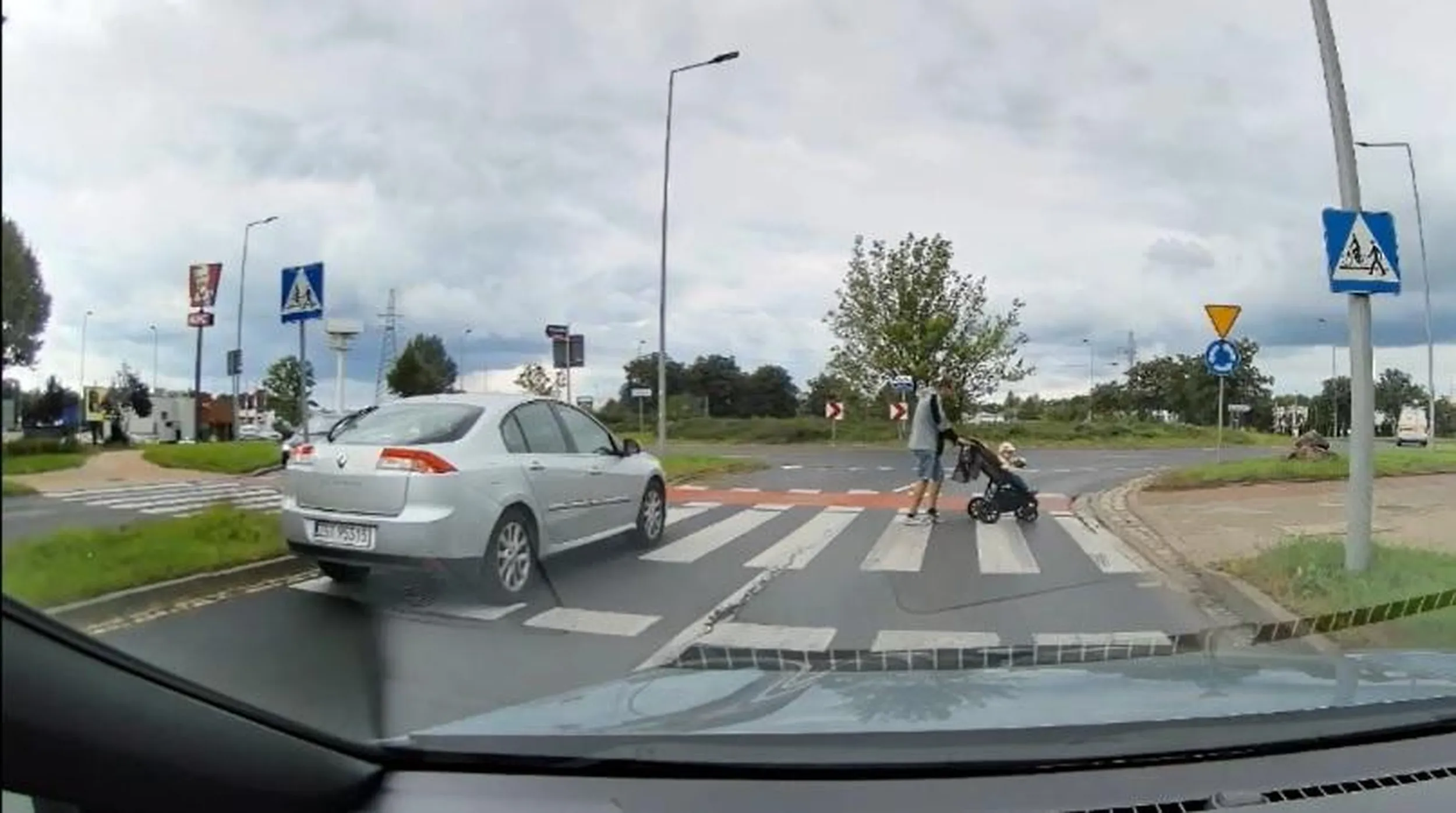 Oszołom który życie pieszych ma za nic. Przy ok 40 km/h omija auto przed przejściem na którym znajdują się piesi,