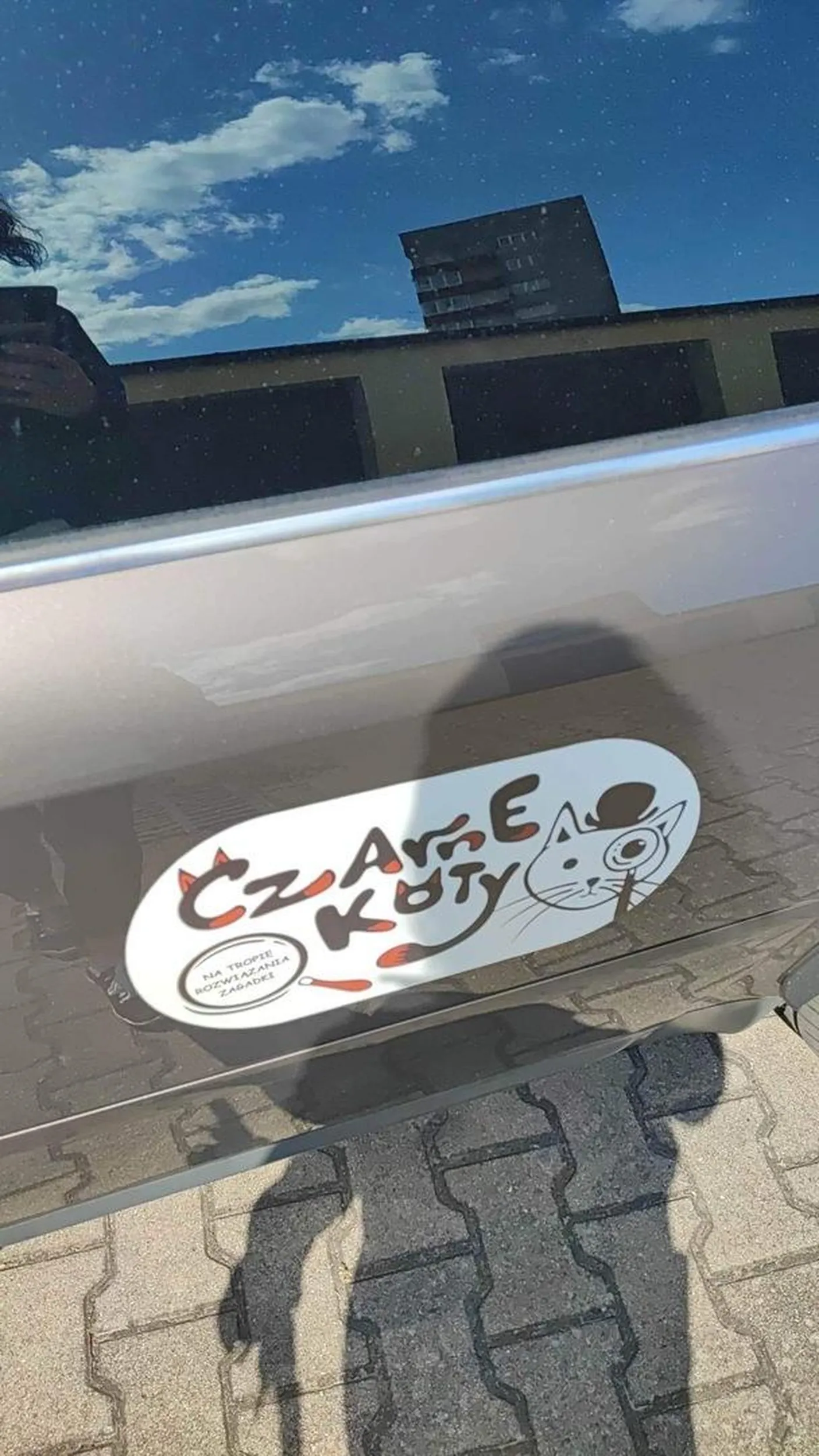 Detektyw Kicia i Czarne koty na Tropie rozwiązania zagadki, bardzo kreatywna właścicielka pojazdu. Na aucie widziałam karty, podkowy, pióra, WOŚP, witaj szkoło kredą w sprayu i duchy na Helloween