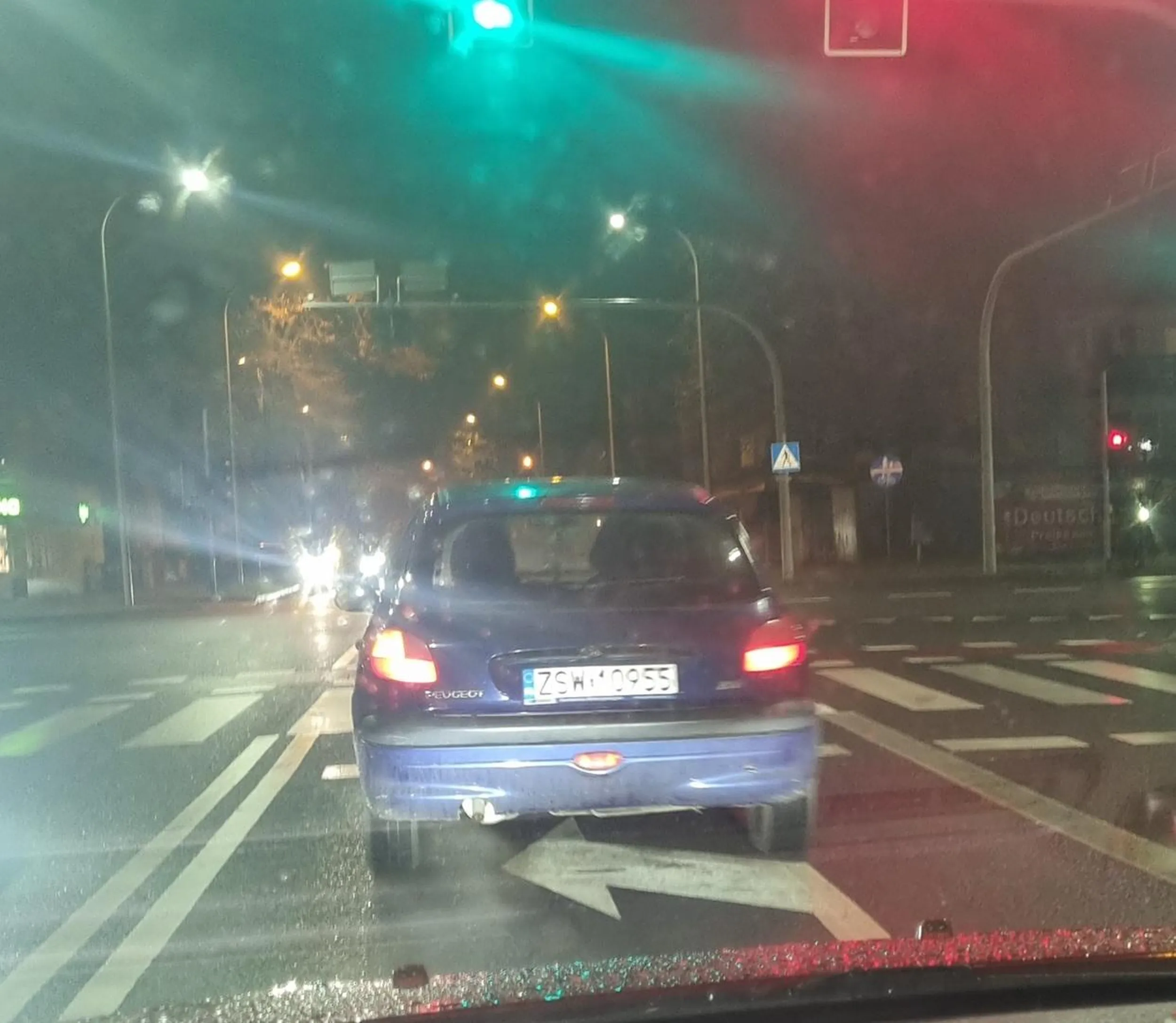 Niewiele brakowało a potrącił by chłopca na pasach. Chłopiec szedł i był na samym środku przejscia niedaleko Lidla na 11 Listopada, kierowca przyspieszył i przejechał prosto przed nim.