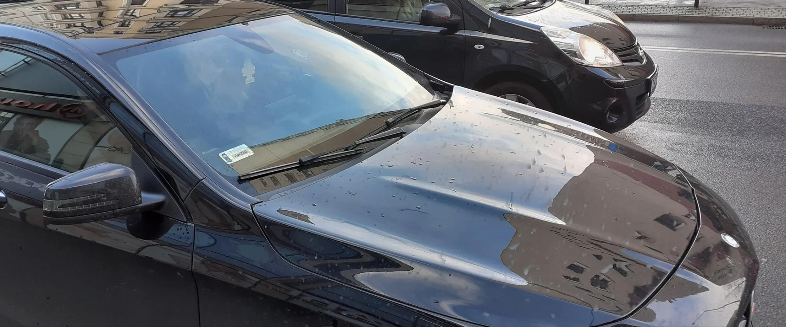 Uwaga na bezmózgą blondyne,która przelatuje na czerwonym. Prawie potrąciła człowieka na  pasach. Potencjalny zabójca.