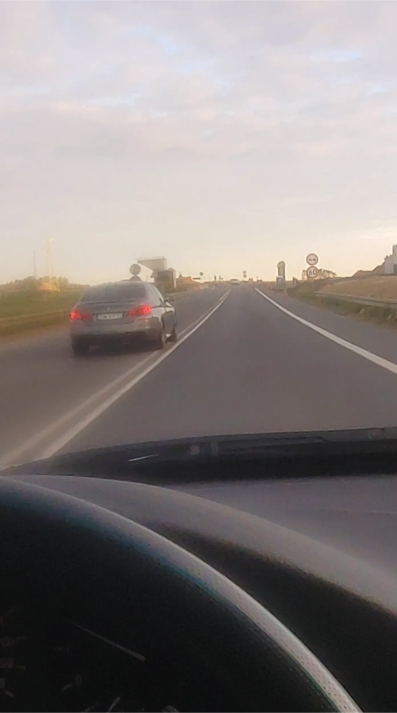 Roboty drogowe trasa Dargobadz - Świnoujście, ciągła zmiana organizacji ruchu, wyprzedzanie i jazda pod górkę na podwojnej ciągłej, ograniczenie do 60, na liczniku pewno +120. Na późniejszym odcinku drogi znów szarża, wyprzedzanie, drugi raz obserwuję w przeciągu dwóch tygodni jak osoba w tym aucie zachowuje sie agresywnie pobudzona. Pewno jazda taka odbywa sie na codzień. To drugie ostrzezenie. Za trzecim razem nagrania trafia gdzie indziej.