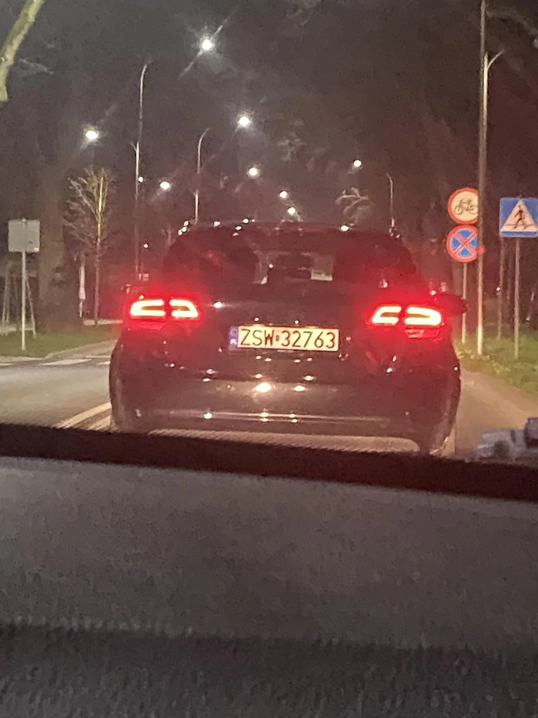 4 zera a 5 za kołkiem przejechał na czerwonym, ledwo wyhamowałam