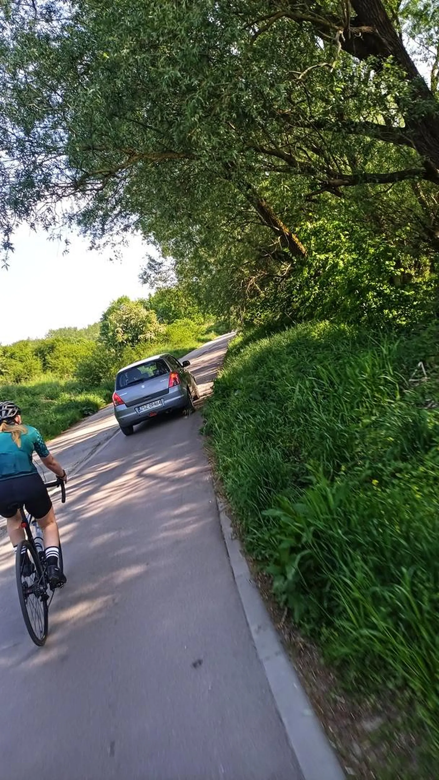 Nie ładnie tak parkować na drodze dla rowerów ( ͡° ʖ̯ ͡°)