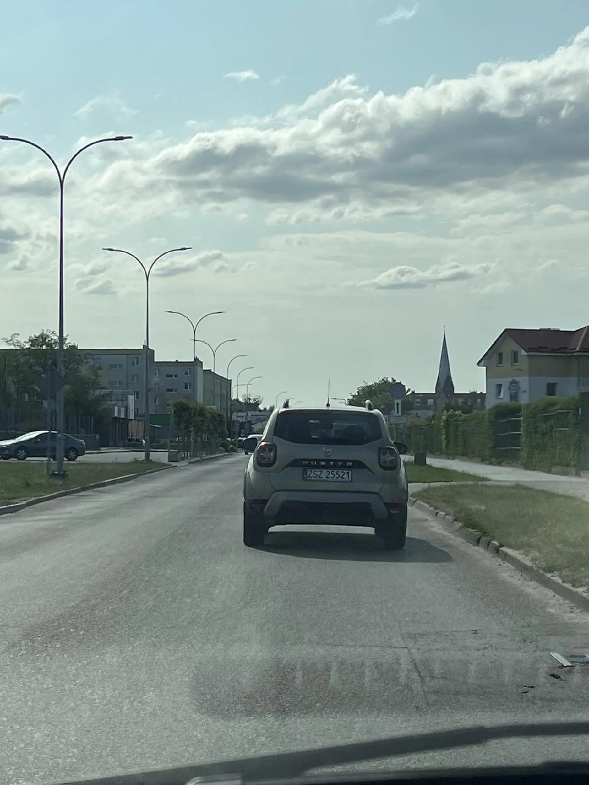 Typie, jesteś tak strasznie pierdołowatym kierowcą, że szok. Ty się boisz jeździć normalnie. Ślimaczysz się, zero dynamiki, na rondzie PUSTO, a Ty wjezdzasz, jakbys byl w domu strachu i czekal az Ci ktos wyskoczy zza rogu. Jestes totalnym zagrodzeniem na drodze z drugiej strony, zbyt cienkiej jazdy, strachliwej. Tragedia