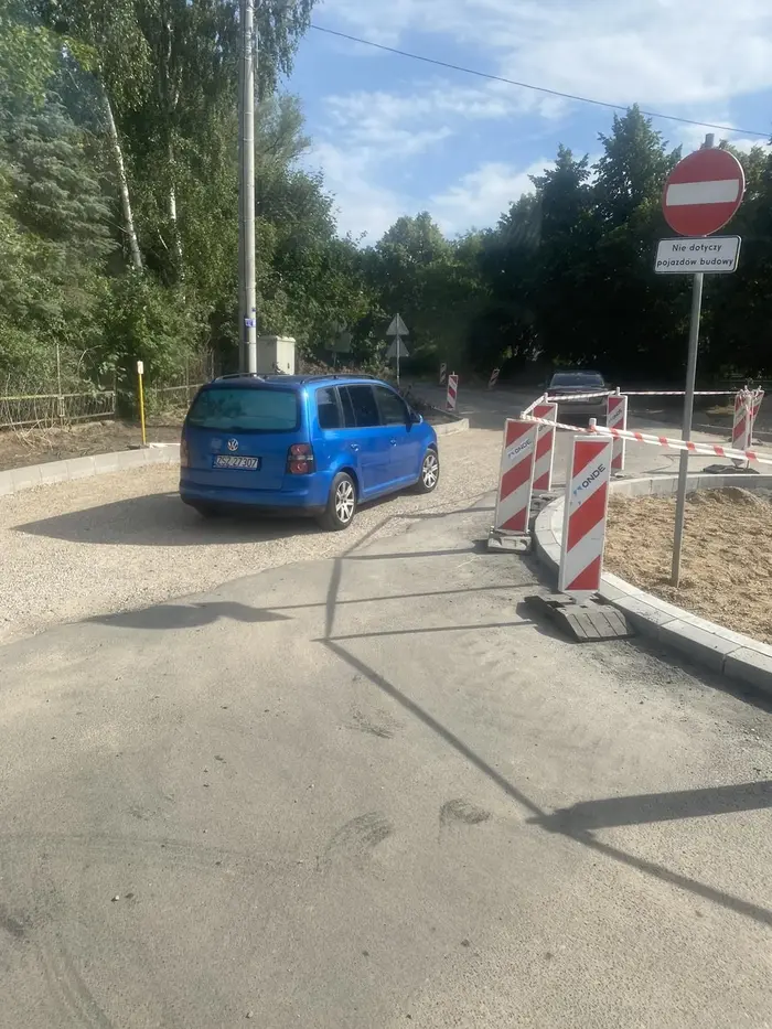 Kierowca porażka…… Wjeżdża pod prąd pakując się na drogę jednokierunkowa. Po czym utrudnia ruch innym uczestnikom ruchu, którzy jeżdżą zgodnie z przepisami. Polecam patrzeć na znaki a nie jechać na czuja