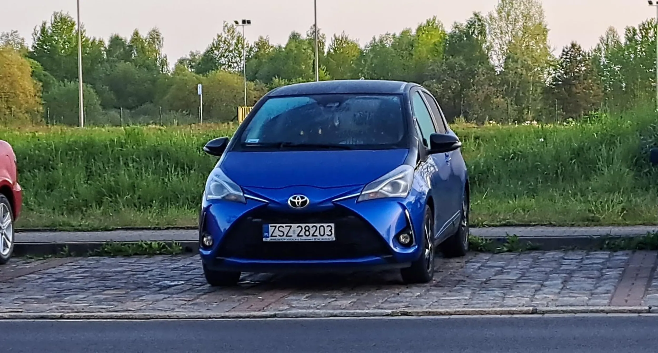 Jakim idiotą niedorobionym trzeba być żeby tak zostawiać auto ? Nie jest to pojedyńczy wybryk tego tumana .