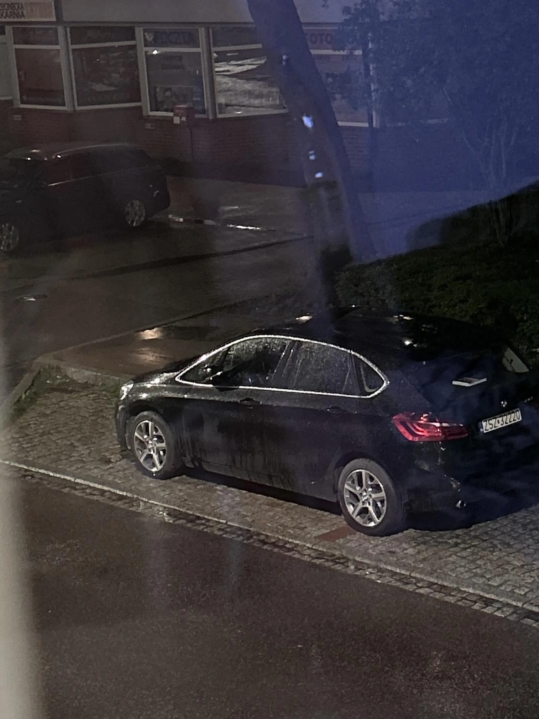 Nwm stoi nie w liniach na parkingu