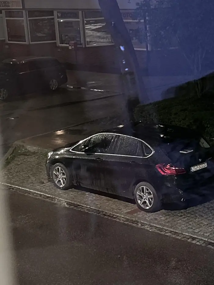 Nwm stoi nie w liniach na parkingu